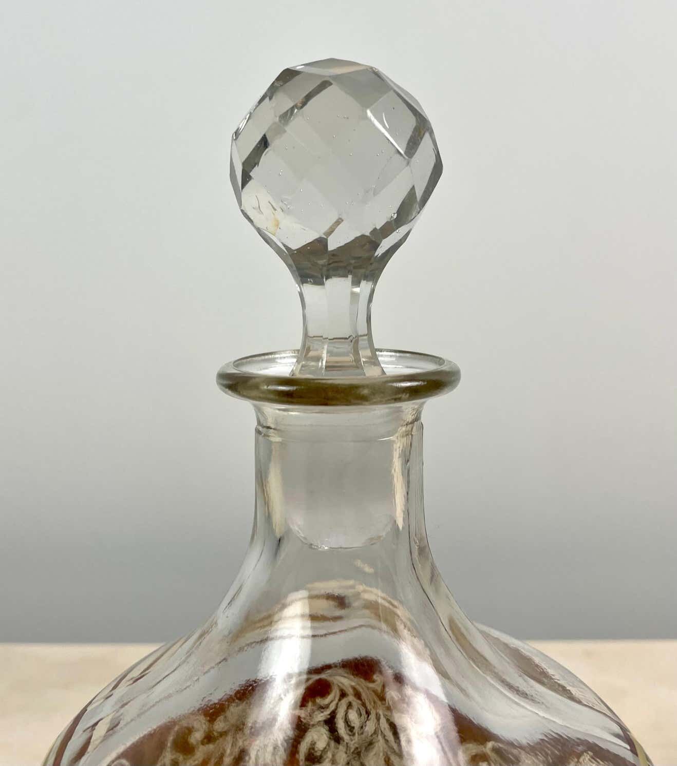 Produits Charming glass carafe with golden decoration