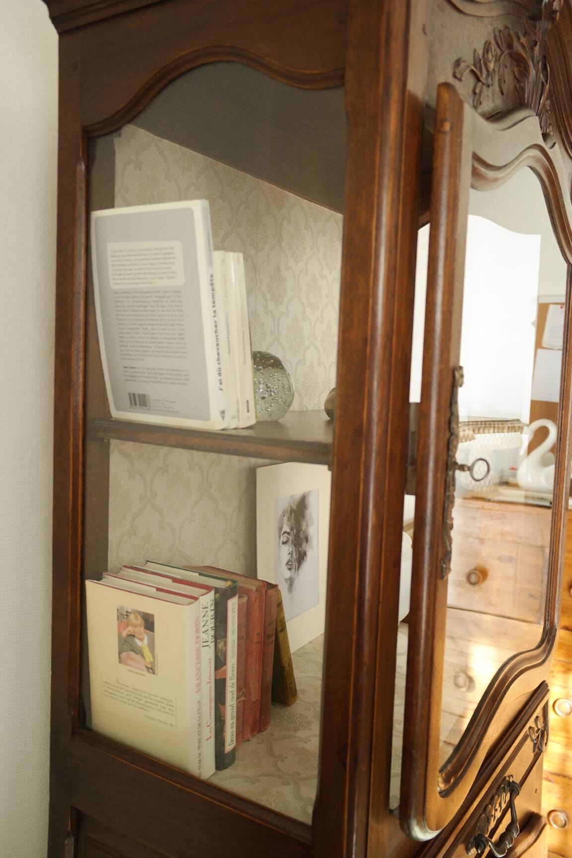 Curved display cabinet in solid walnut, mid-20th century.