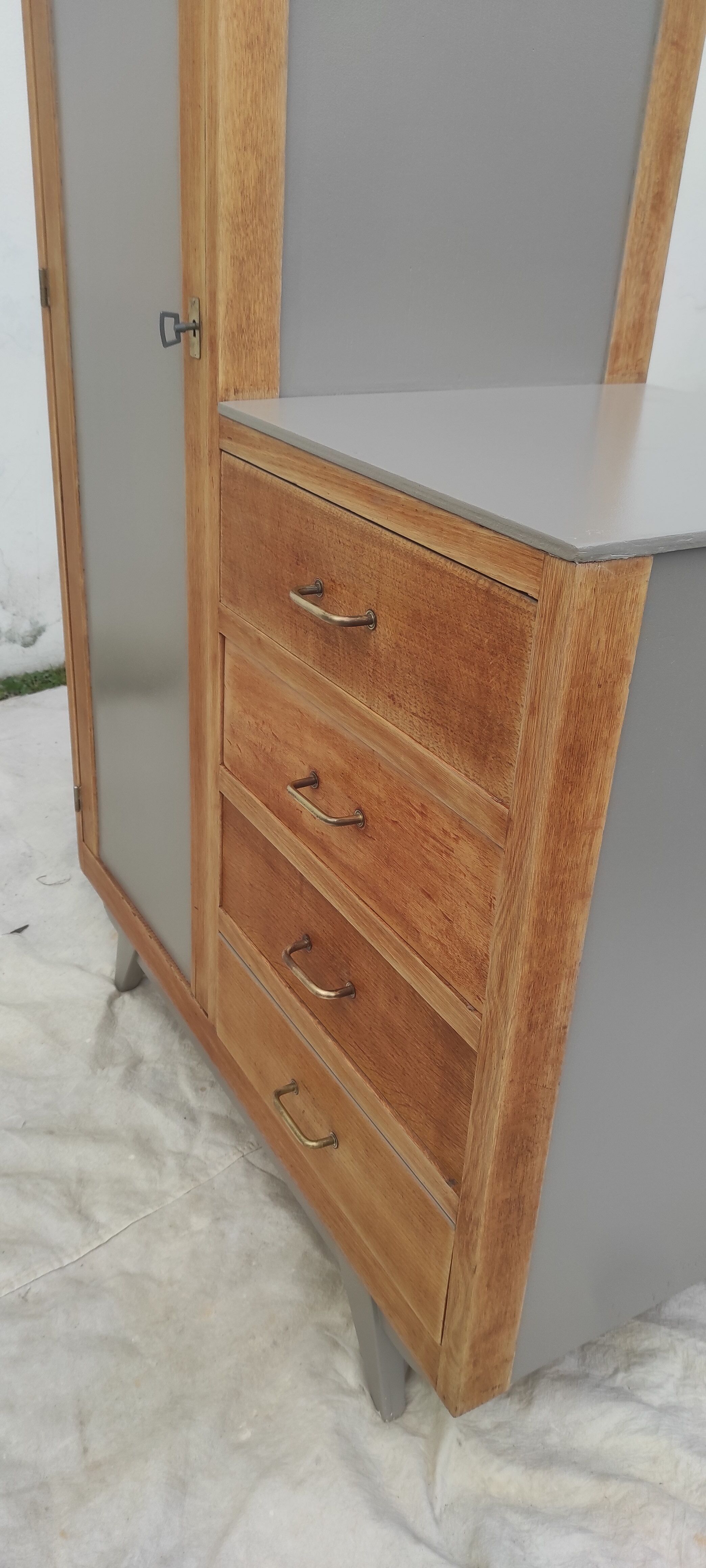 Armoire vintage
