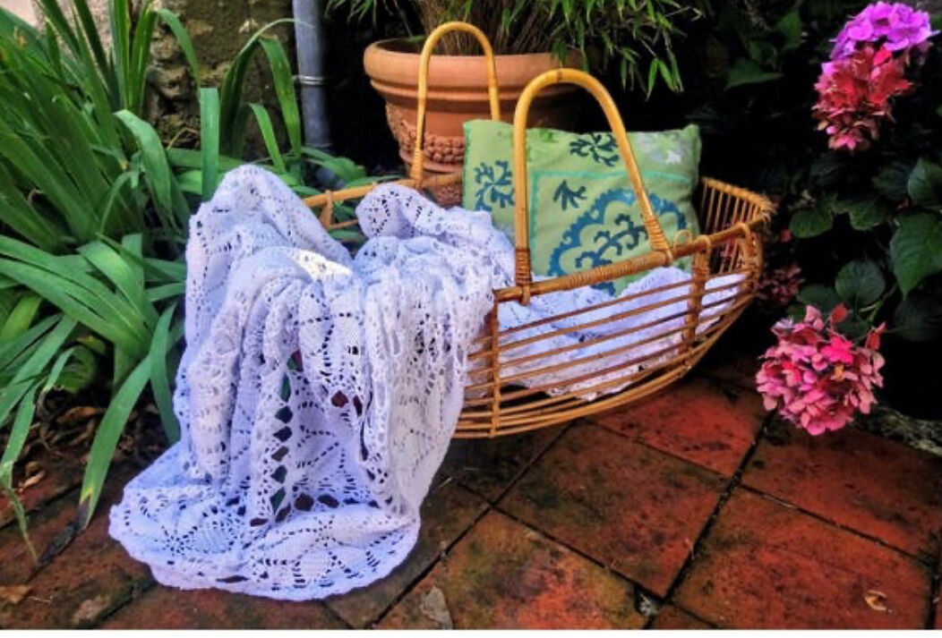 Vintage rattan couffin