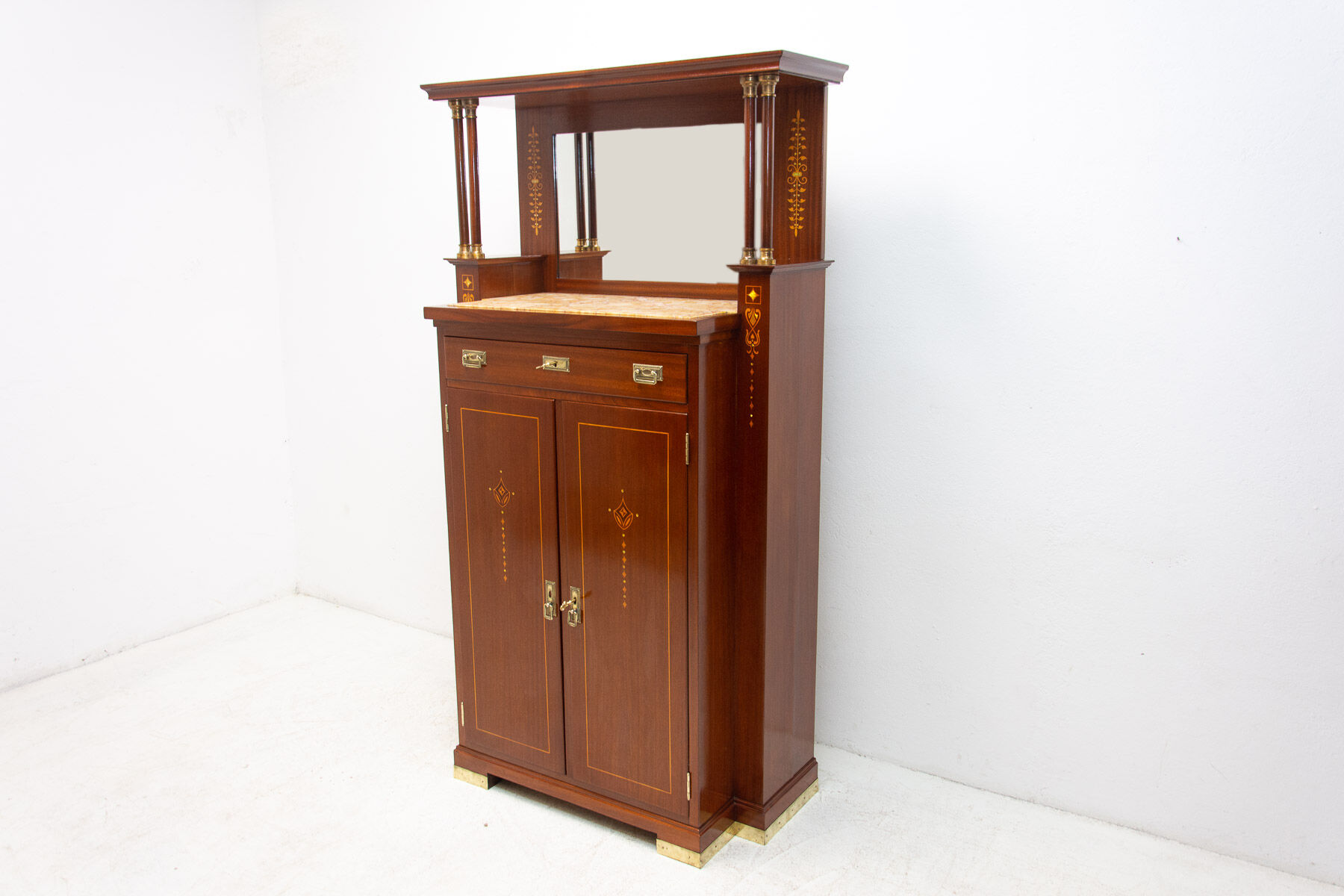 Vitrine sécessionniste en acajou, Autriche, 1910