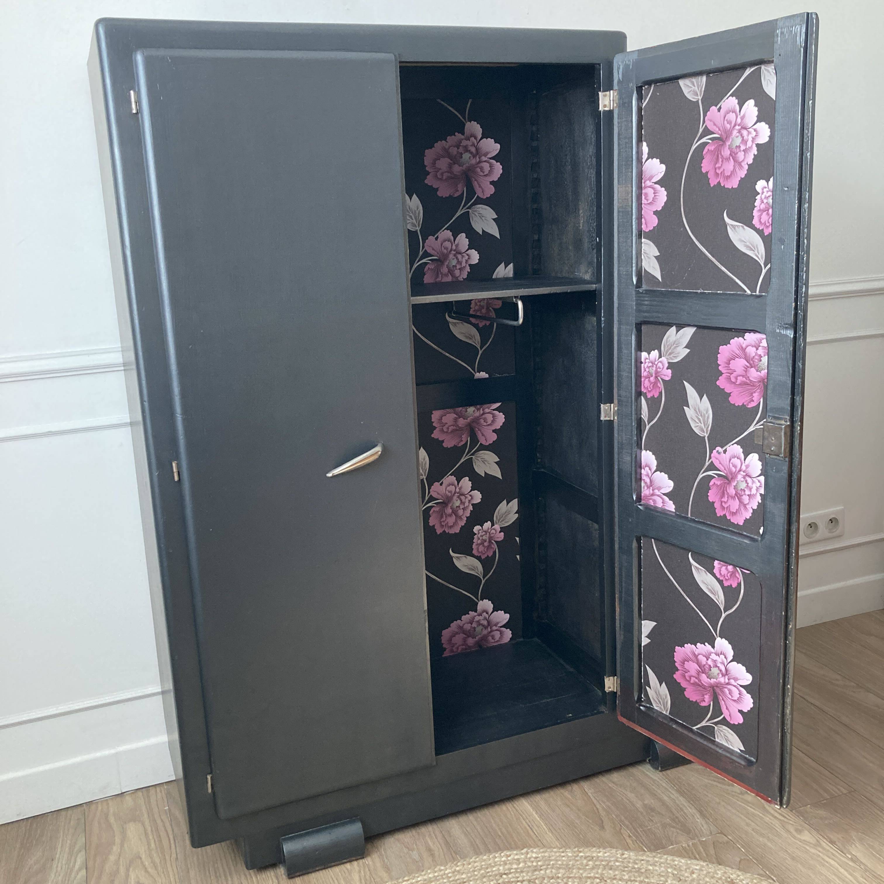 Armoire asymétrique peinte en noir