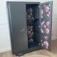 Armoire asymétrique peinte en noir