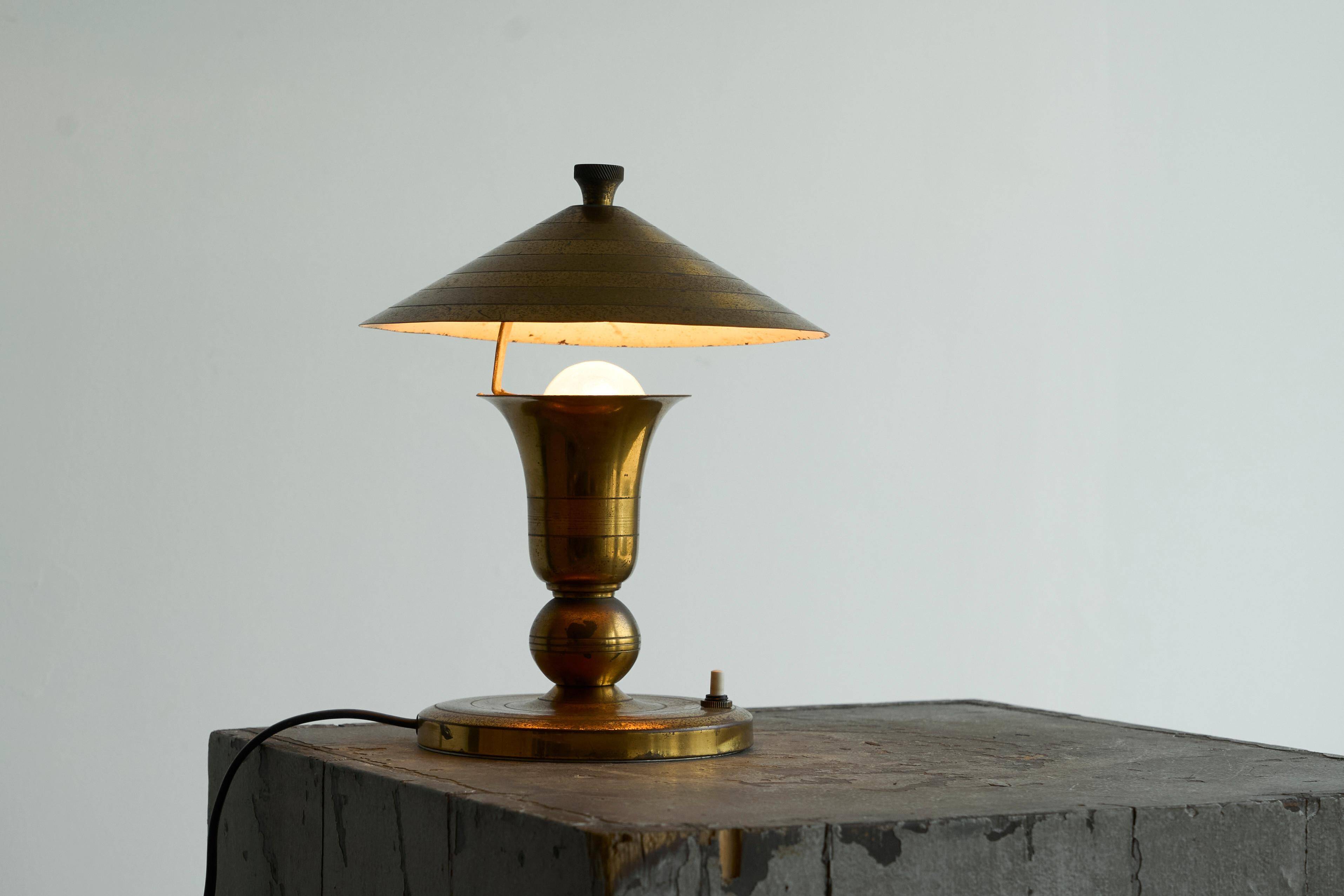 Art Deco table lamp in patinated brass from the 1940s.