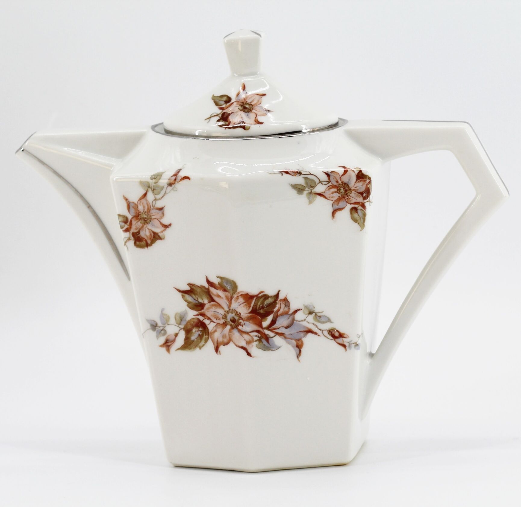 Lot teapot and sugar flowers in ancient ceramic