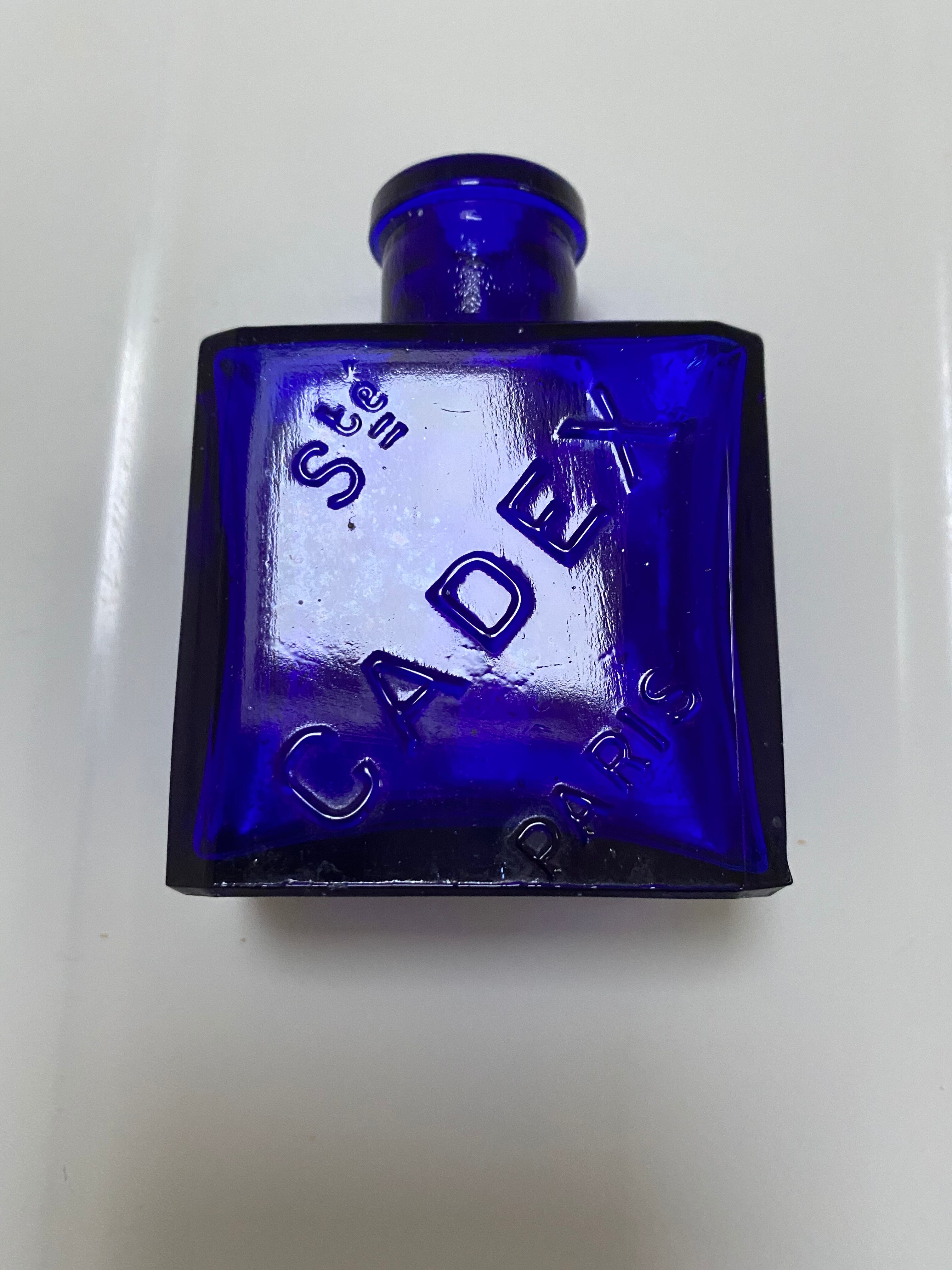 Flacon cadex en verre bleu cobalt