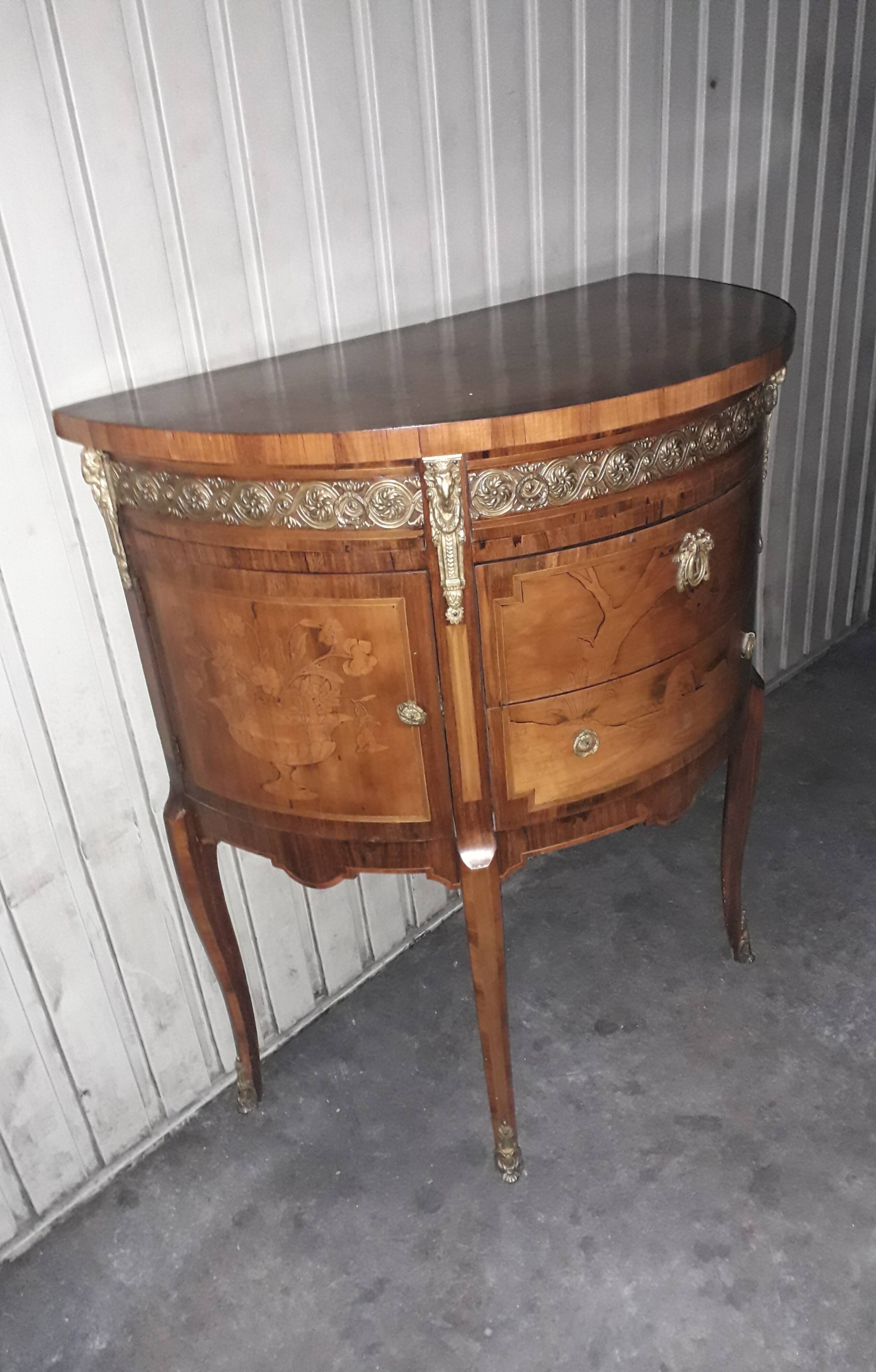 Commode demi-lune en marquetterie