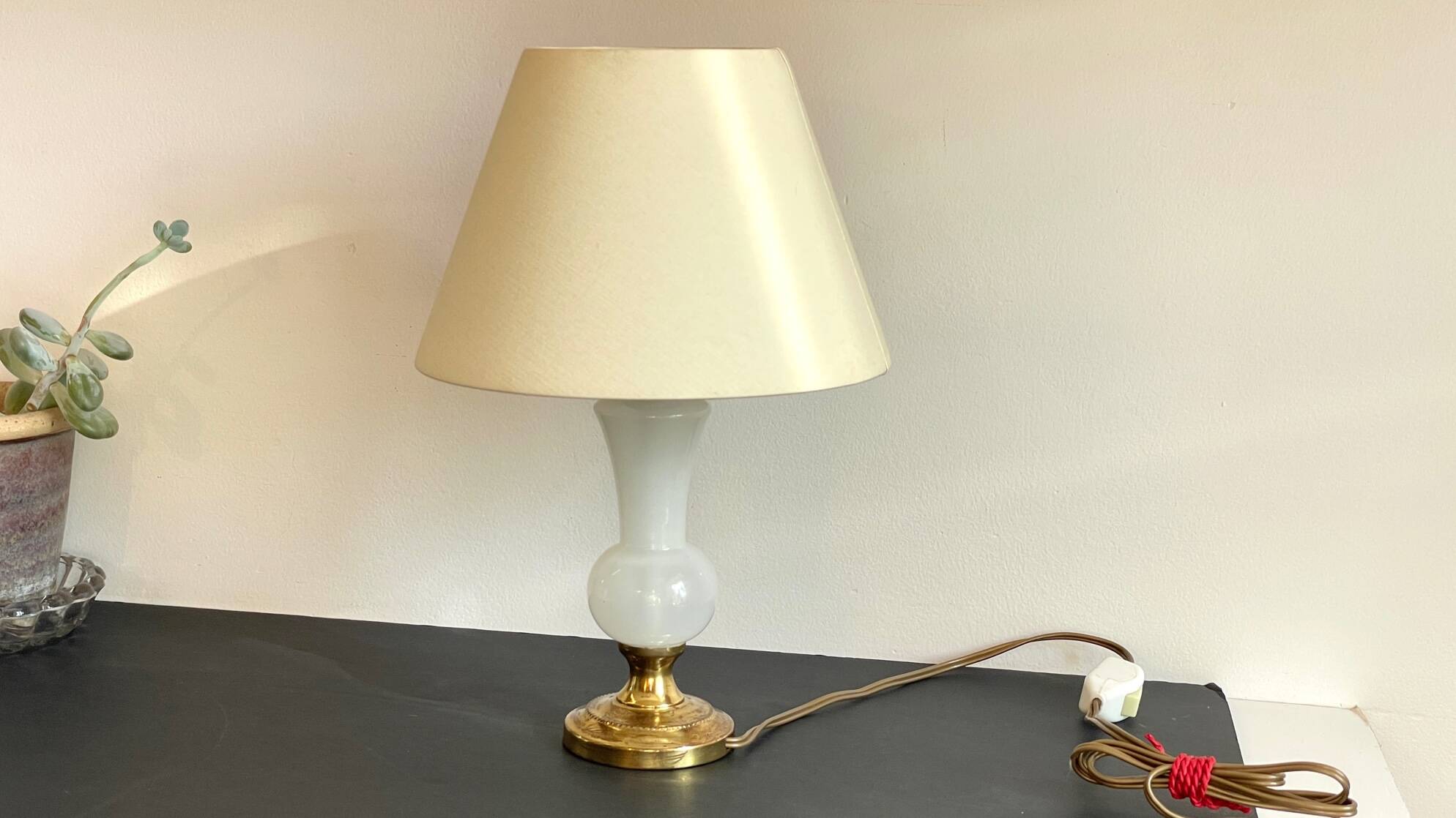 Chic lamp in opaline glass and vintage brass