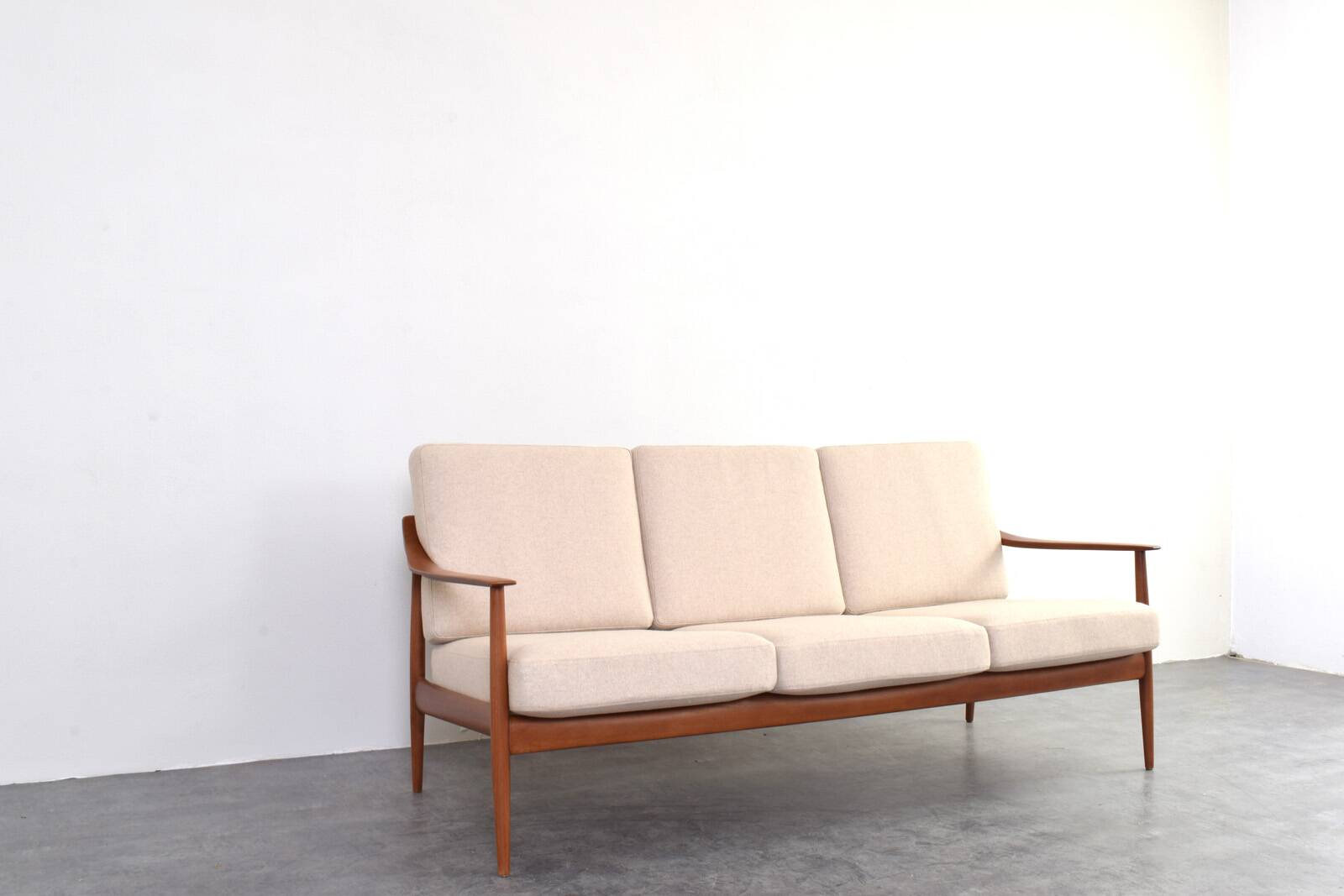Mid-Century Teak Sofa from Knoll Antimott, 1960s.