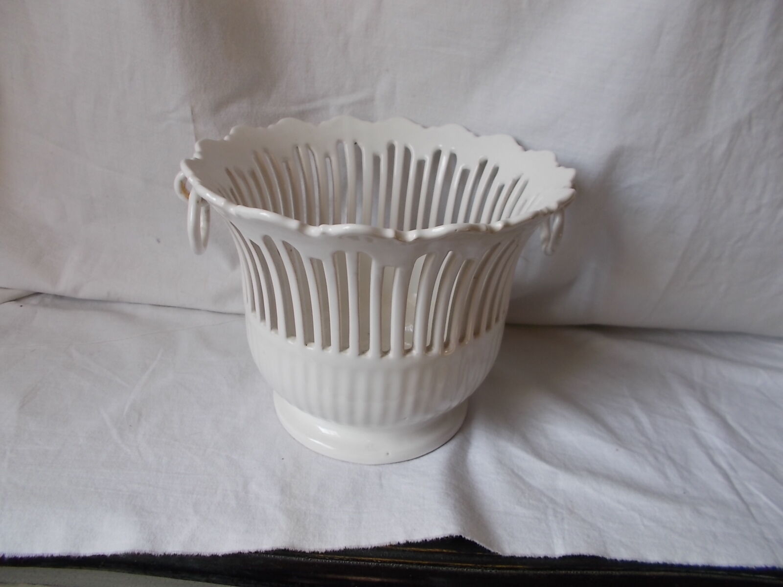 Lattice ceramic cache-pot