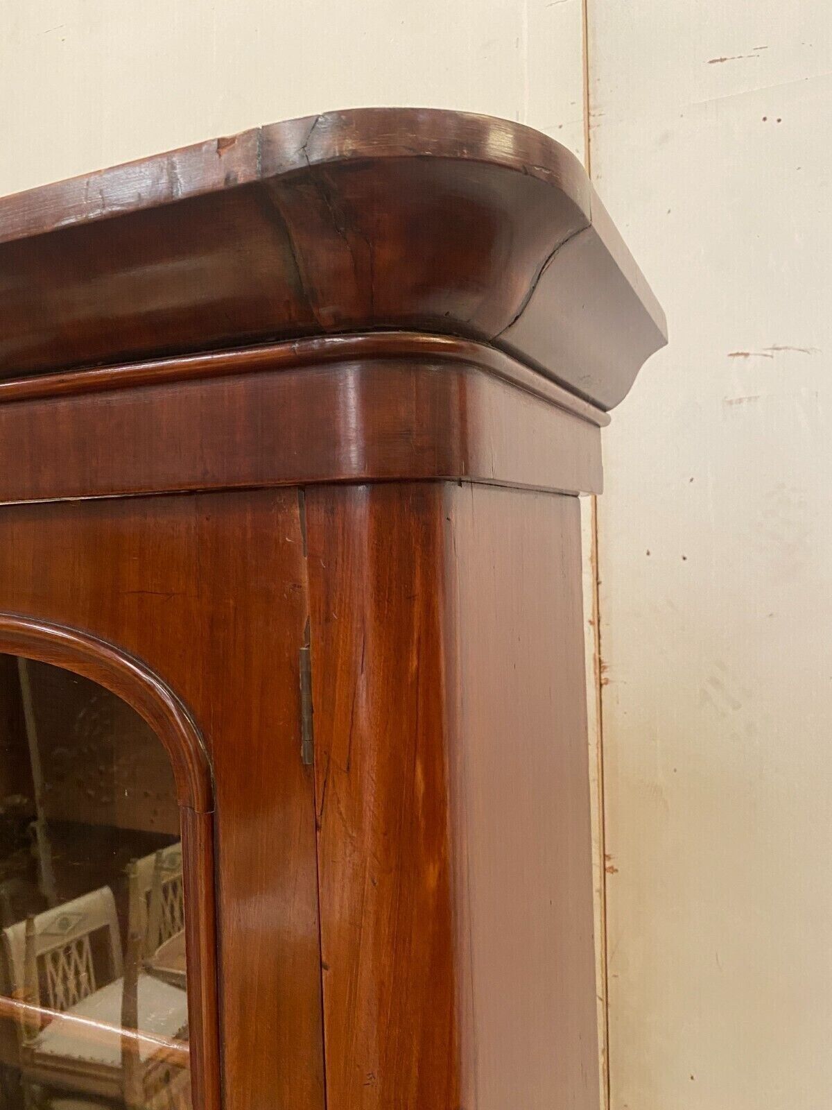 English showcase in two mahogany bodies and 19th century veneer