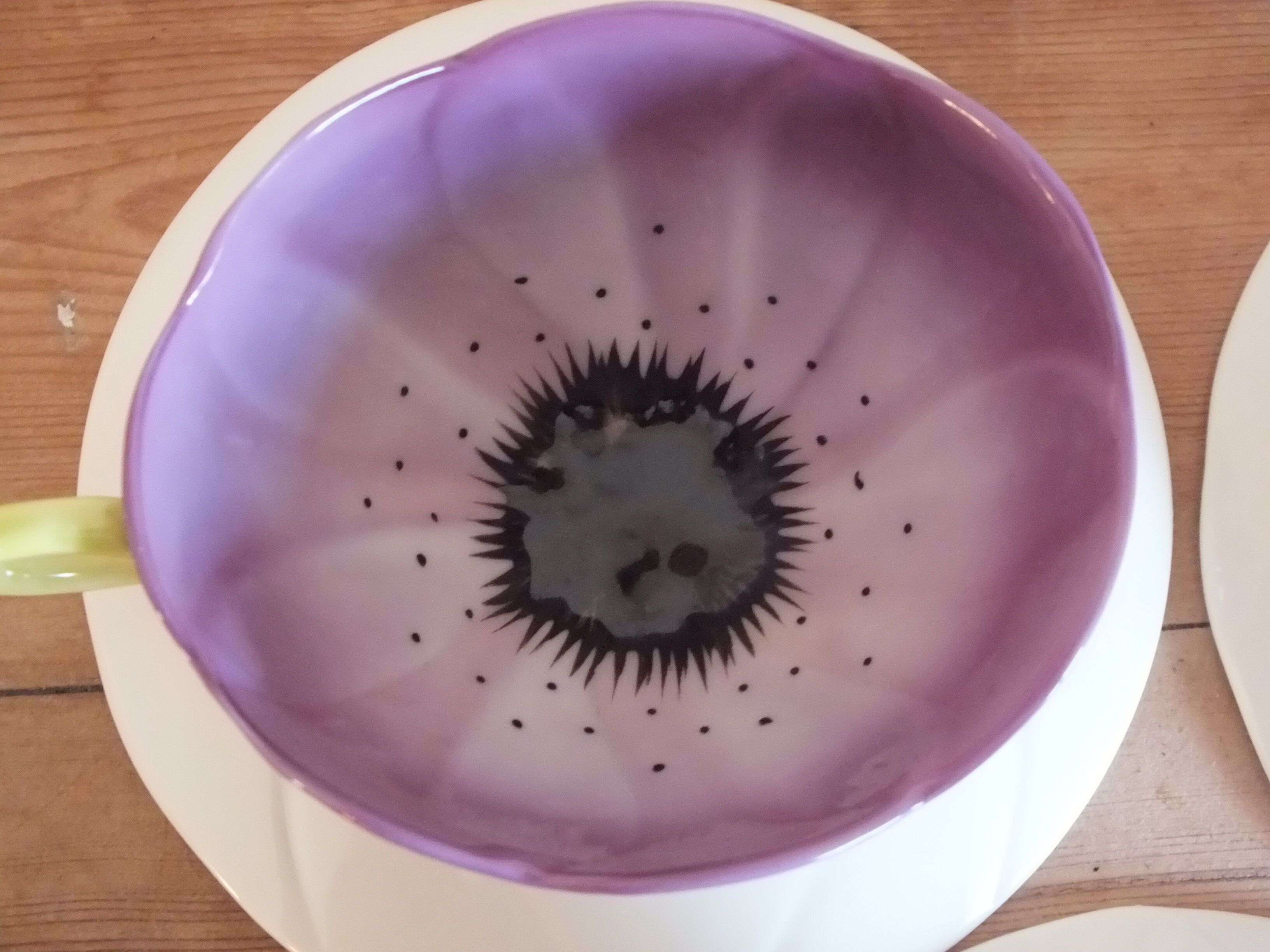 3 purple cups, porcelain flowers Geneviève Lethu