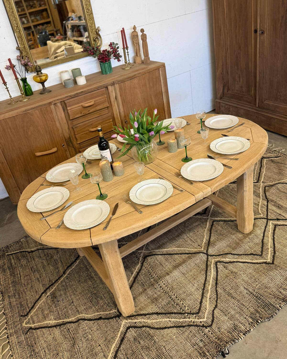 Extendable farmhouse table in solid oak