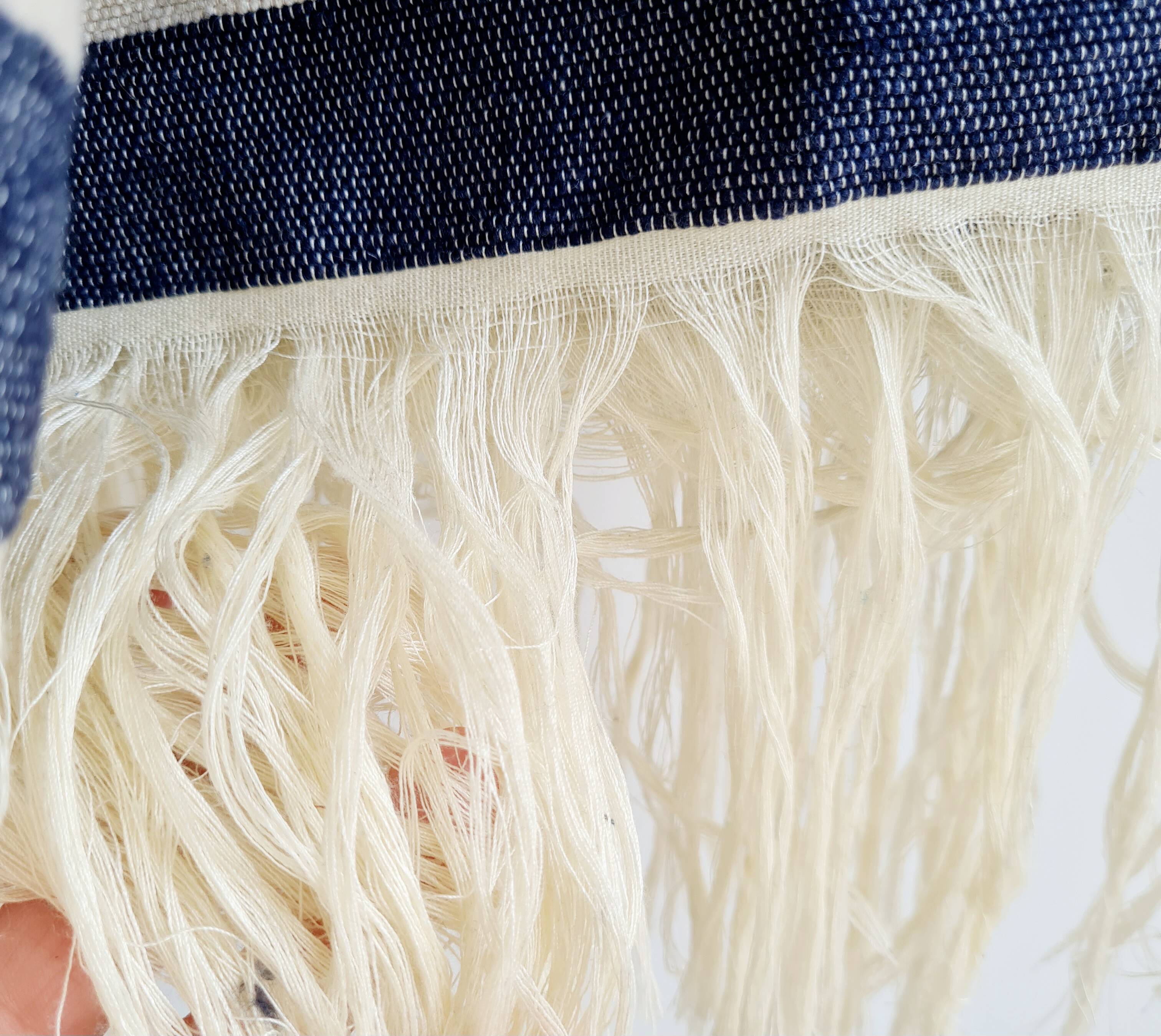 Plaid tissé main à rayures marine et crème - franges légères