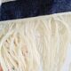 Plaid tissé main à rayures marine et crème - franges légères