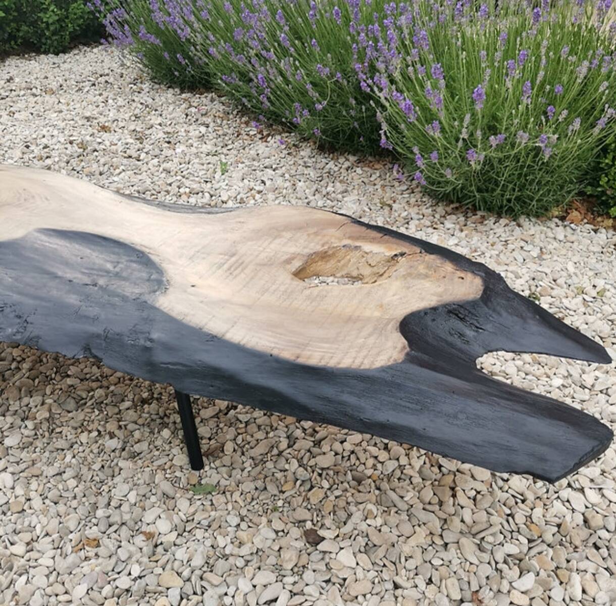 Table basse bois brûlé brutaliste