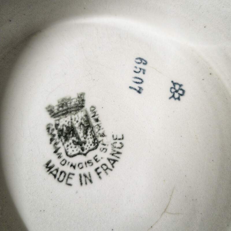 Plate on piedouche earth of iron - l'Amandinoise