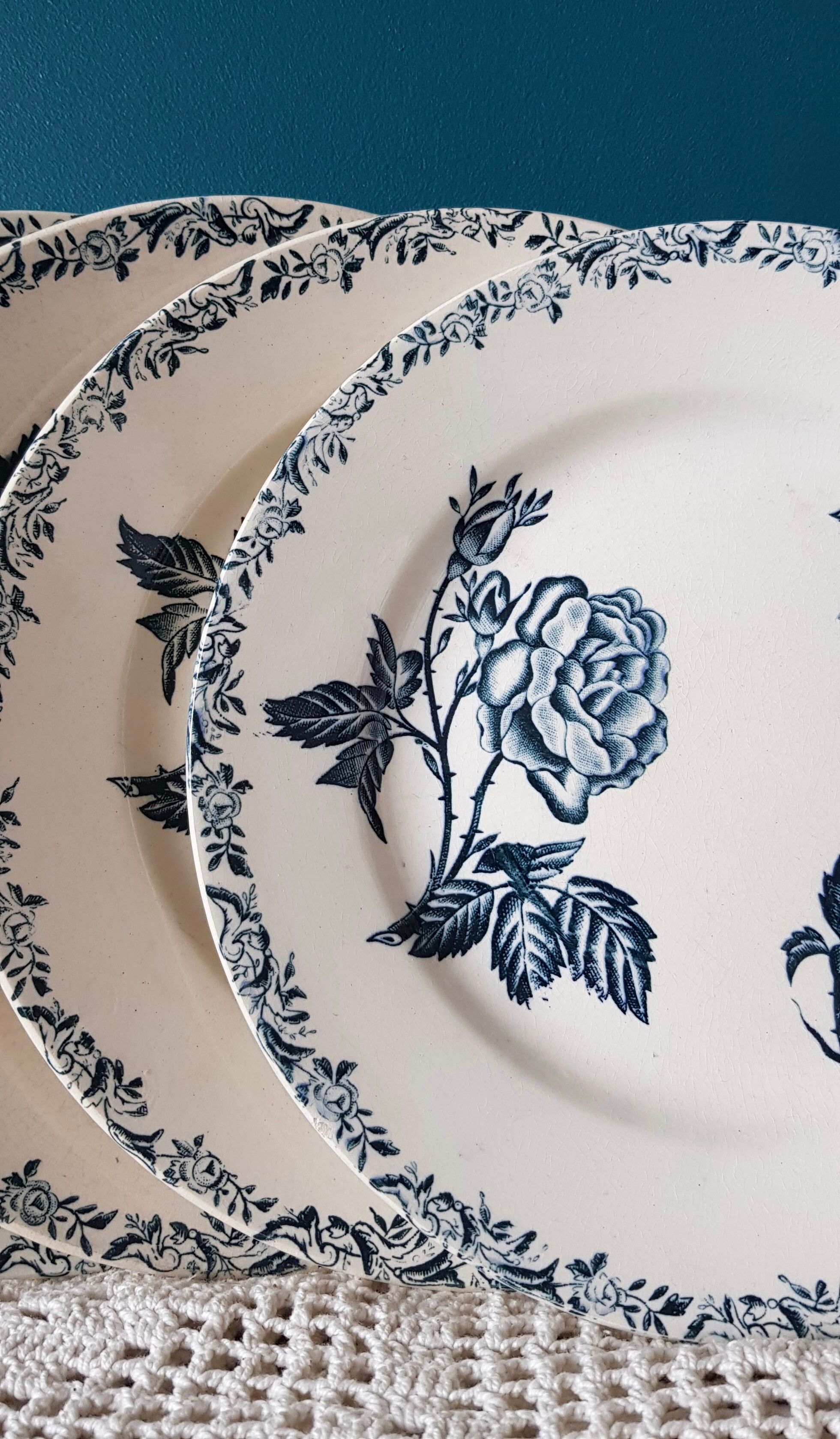 Set of 4 plates old blue flowers on cream background