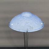 Lampe en fer forgé et abat-jour en verre bleu aux clématites, France, Art Déco, circa 1920