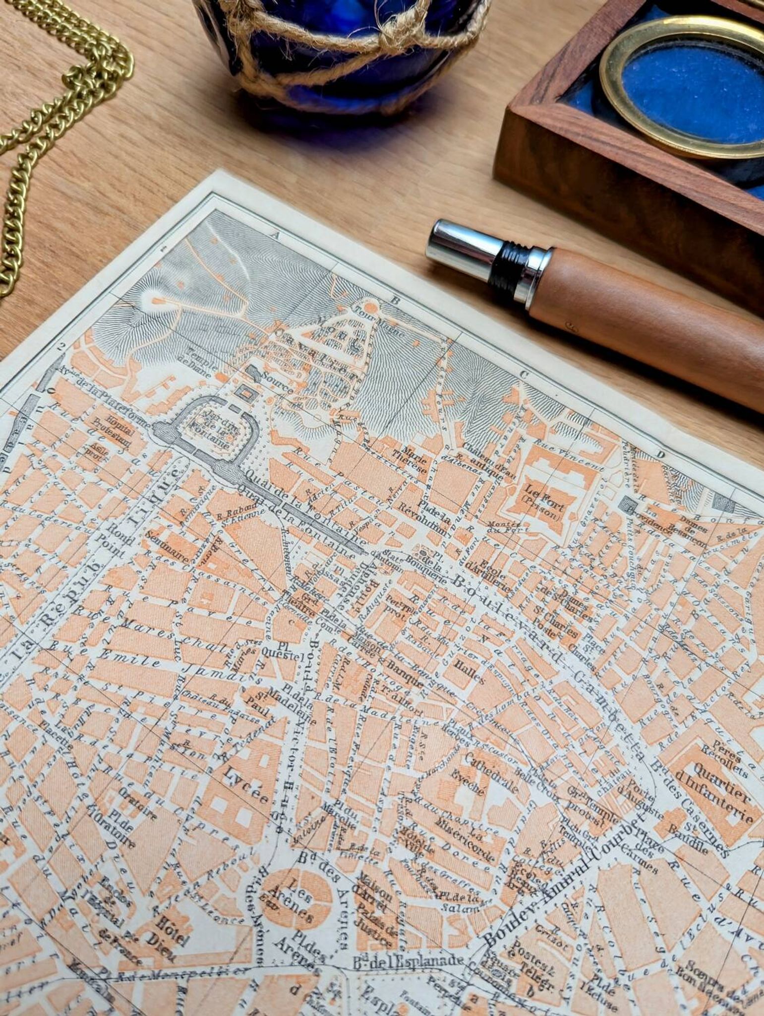 Imprimée en 1906, plan de Nîmes. O