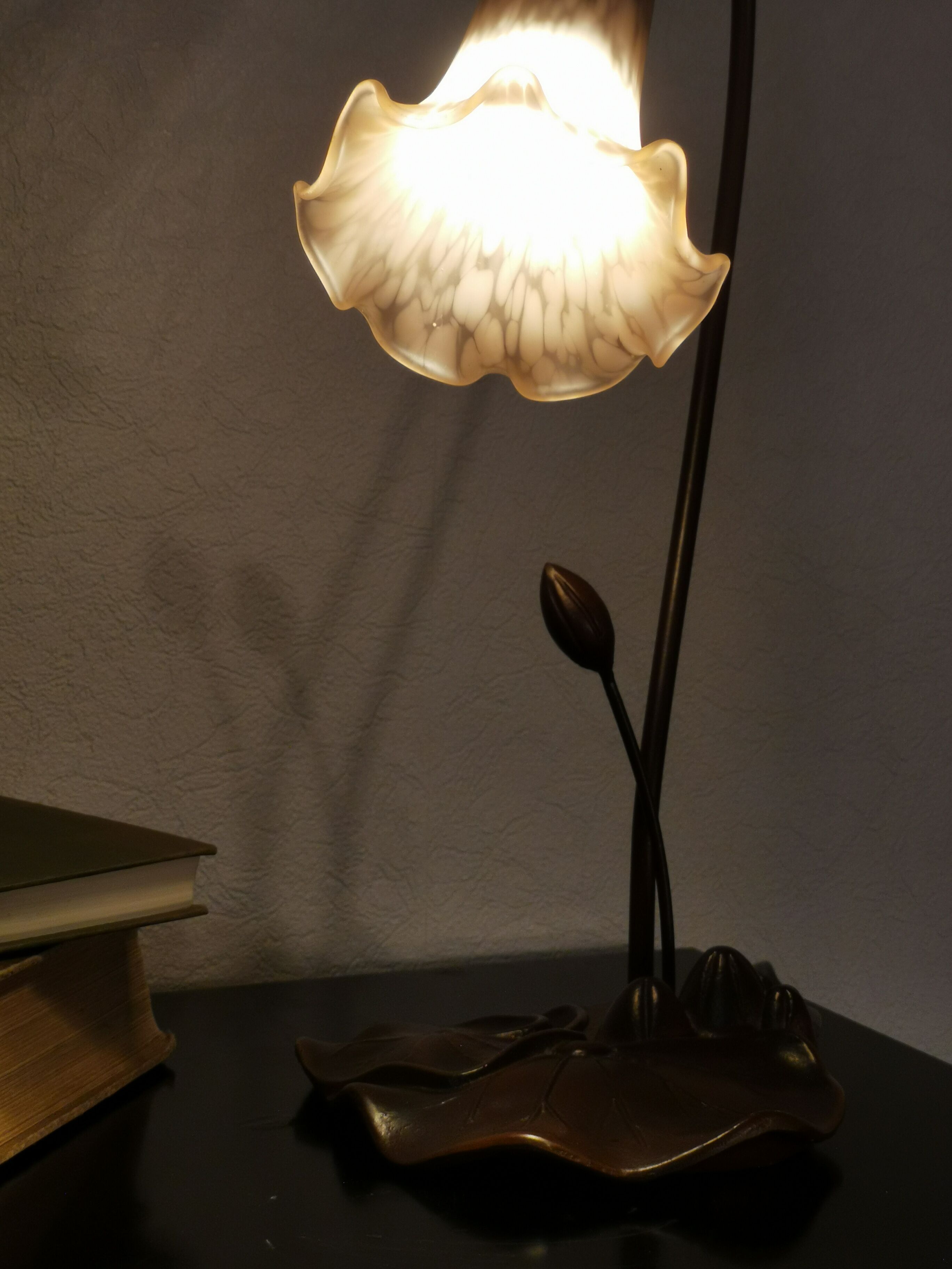 Lampe nénuphar en laiton et pâte de verre, style art nouveau.