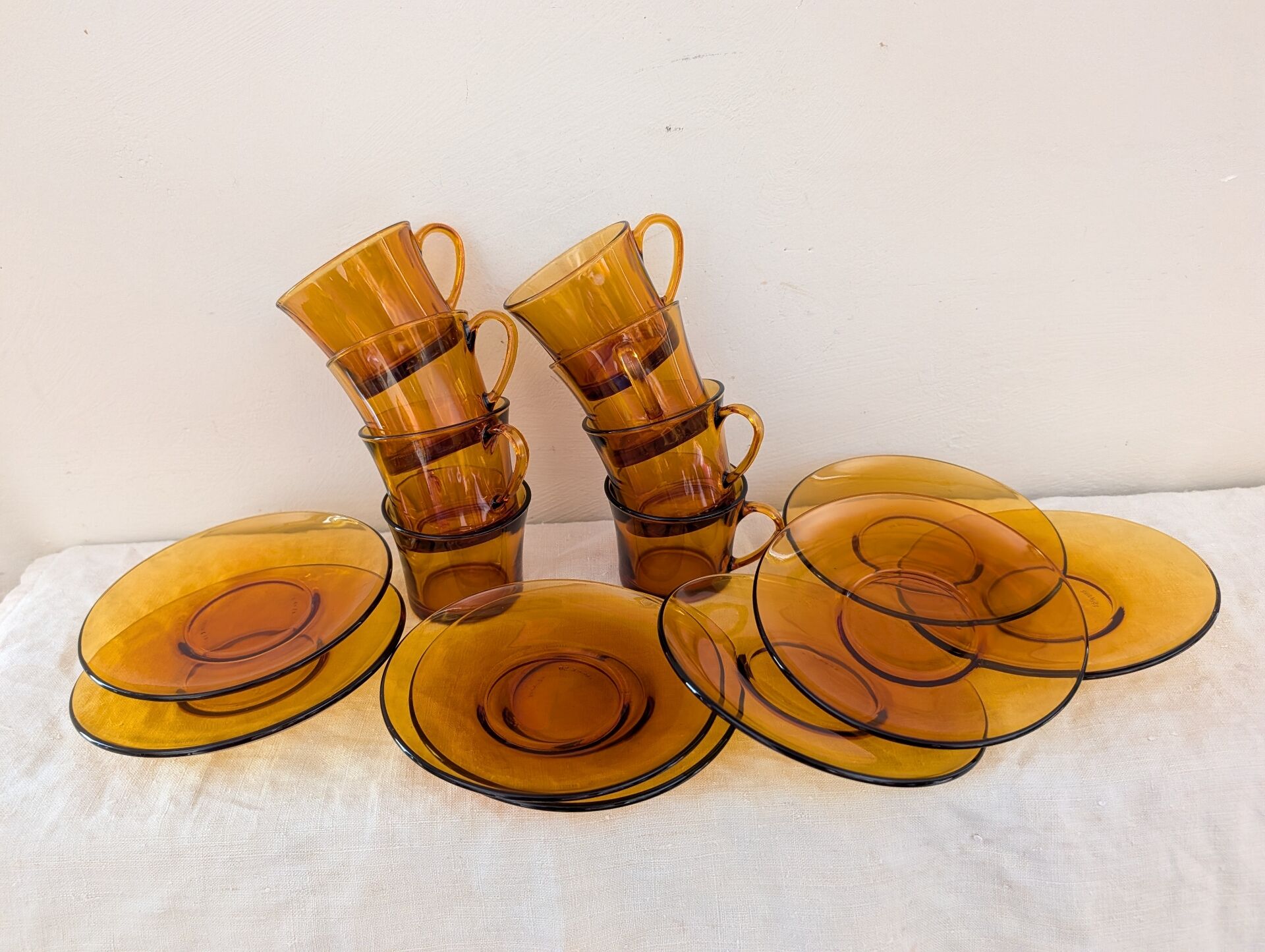 8 Duralex amber glass cups and saucers – France, 1970s