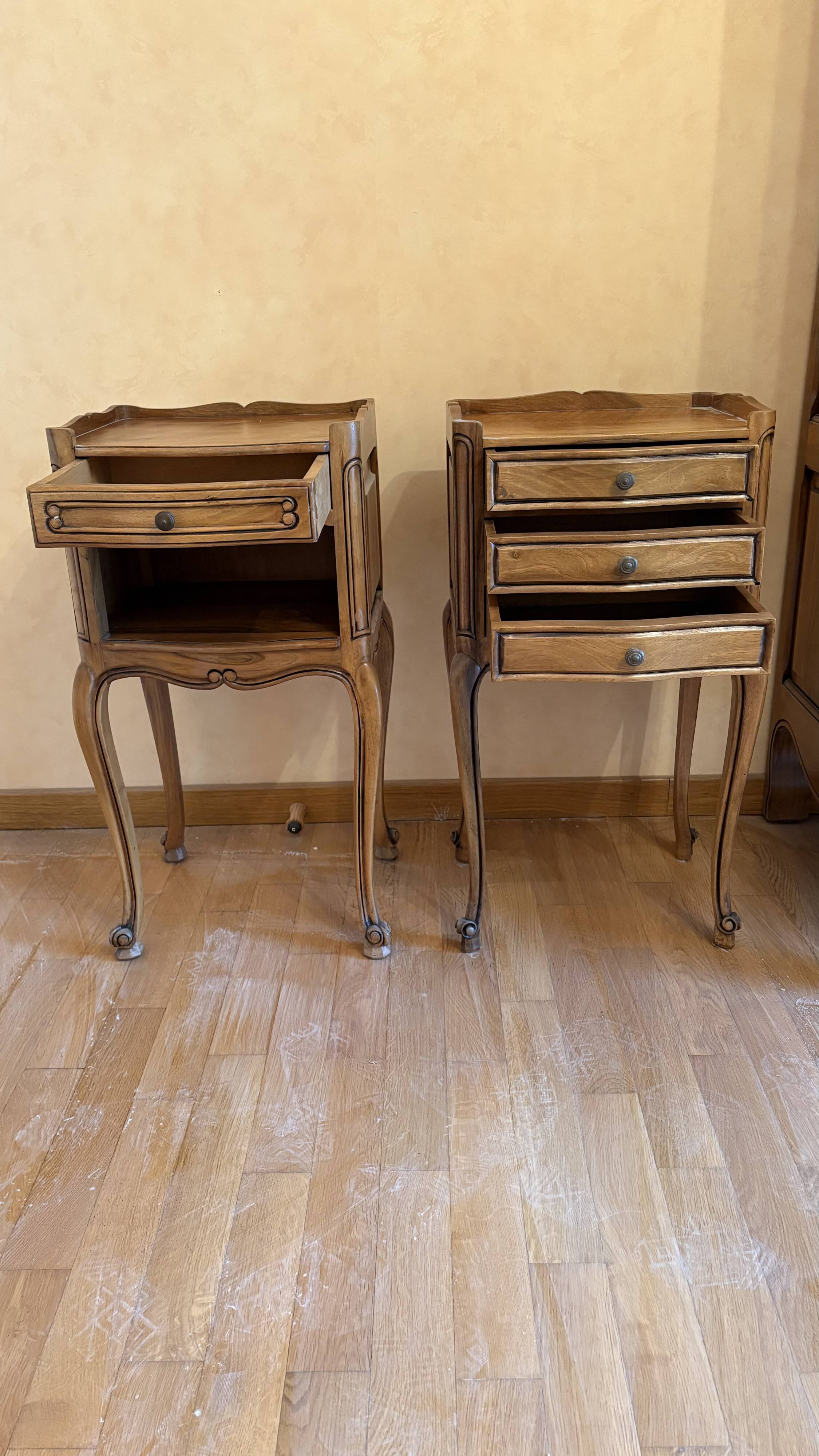 Set of 2 wooden bedside tables with drawers.