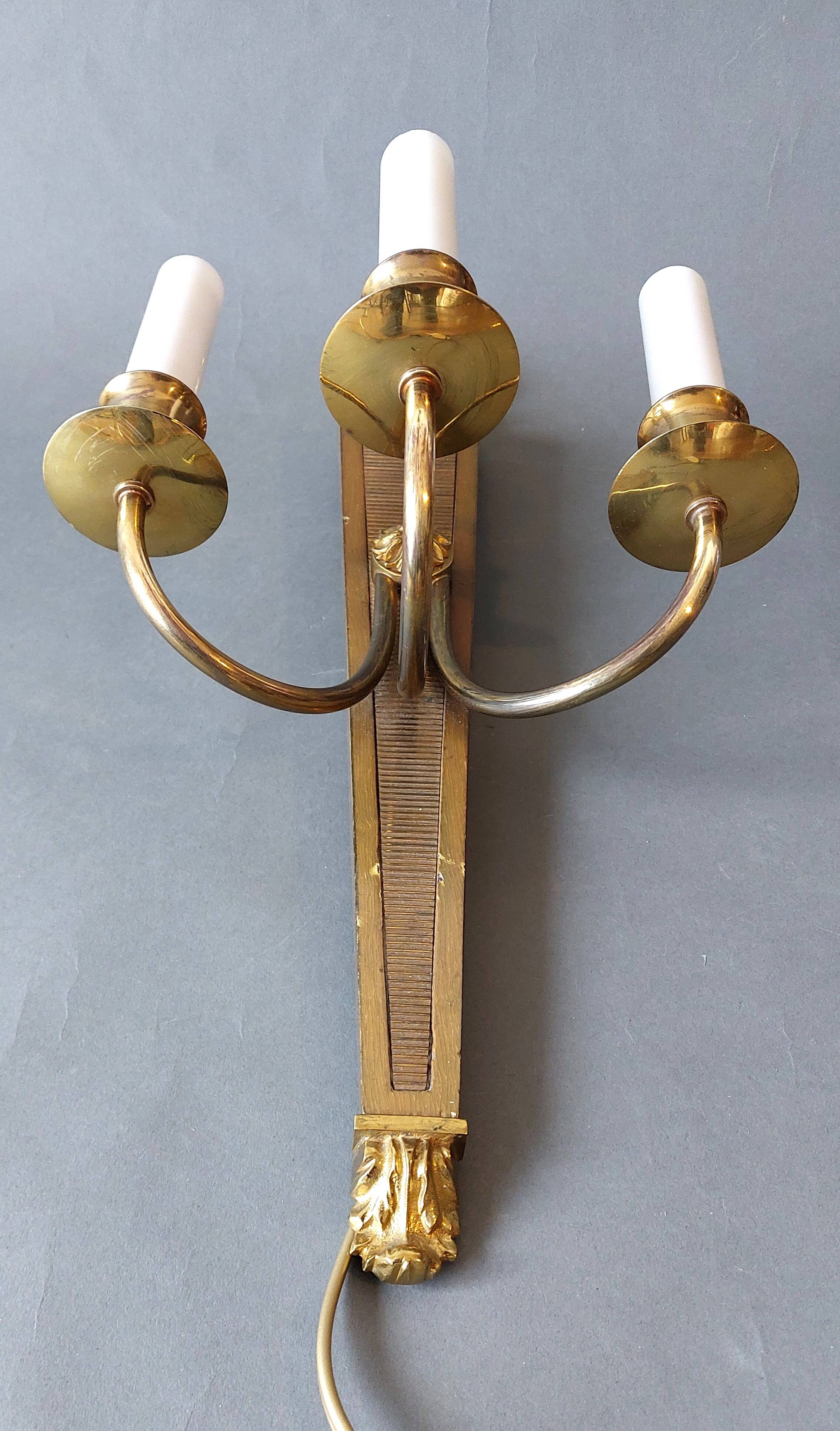Wall lamp in the shape of a 1940 quiver with three arms, gilded brass and solid mahogany.