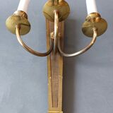 Wall lamp in the shape of a 1940 quiver with three arms, gilded brass and solid mahogany.