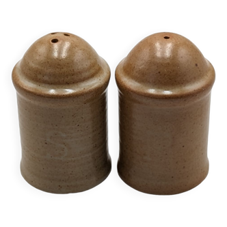 Ceramic salt shaker and pepper shaker