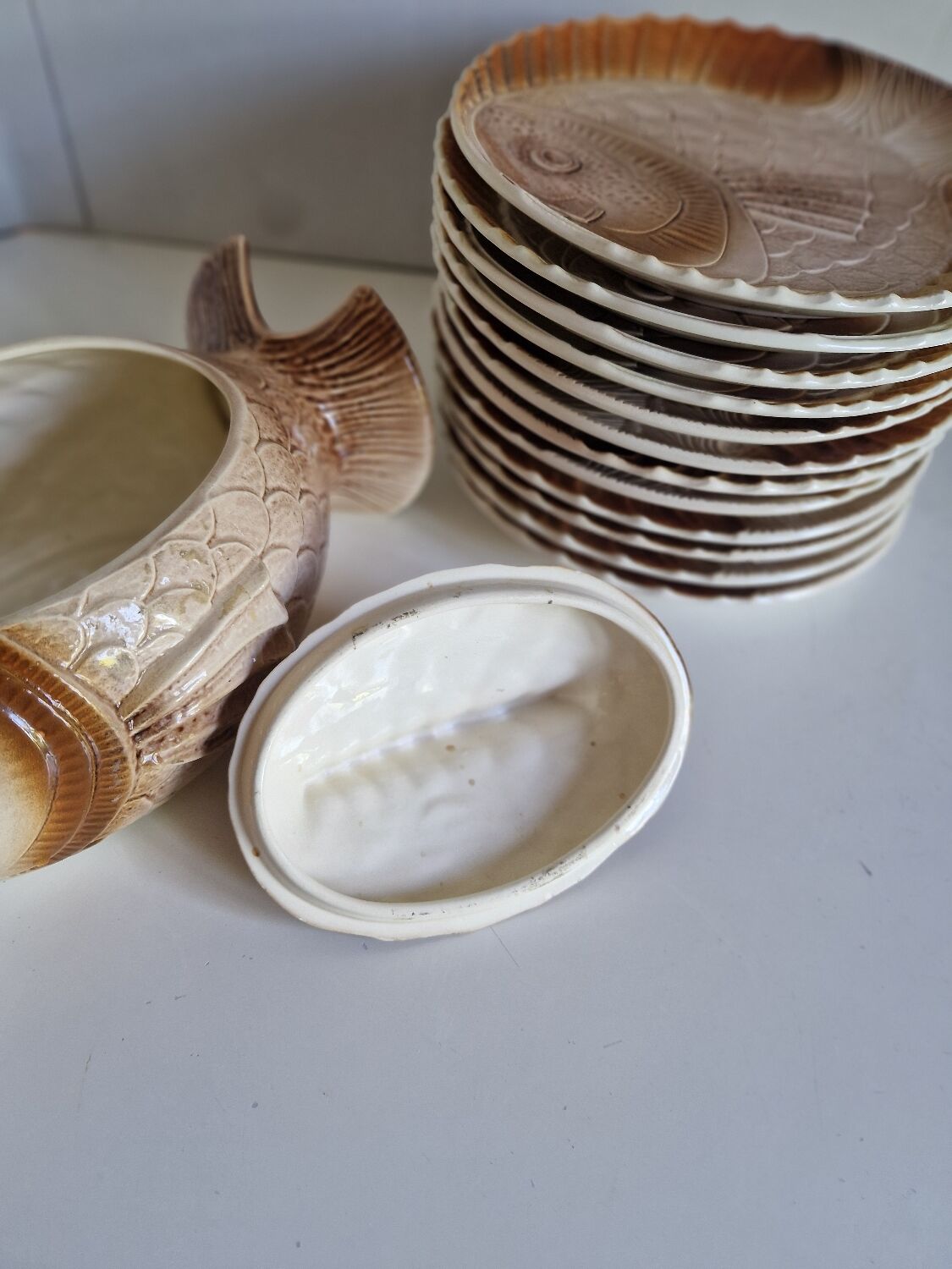 Many flat plates, dish, sauce boat, vegetable dish.