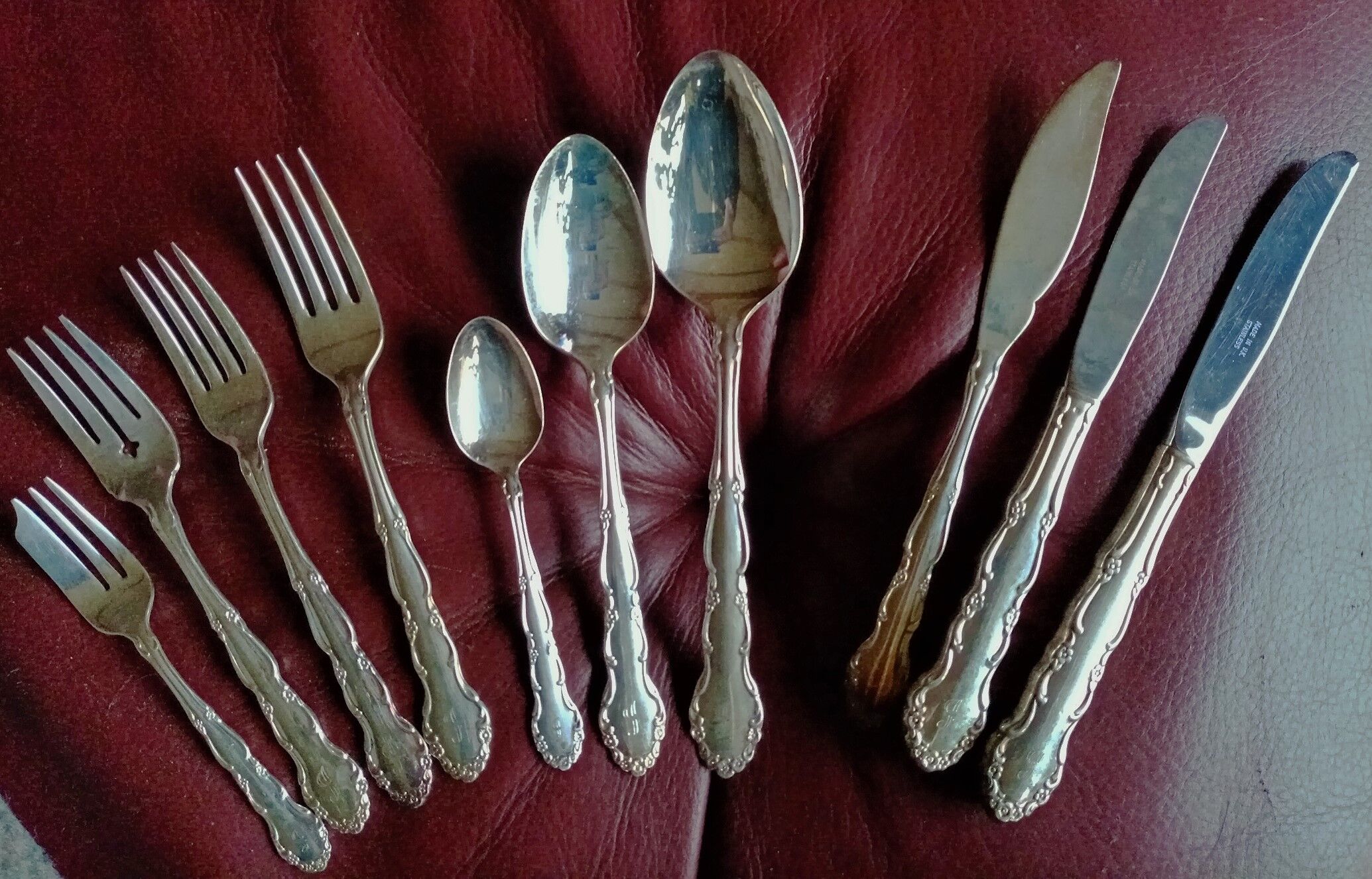 Menagère ancienne 126 pieces 12 personnes en métal argenté Oneida Silversmiths