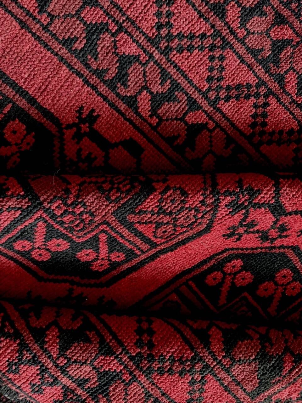 Bukhara carpet of Afghan origin, entirely hand-knotted. Dimensions: 254x154.