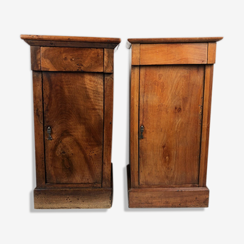 Lot de deux anciennes tables de chevet en bois naturel