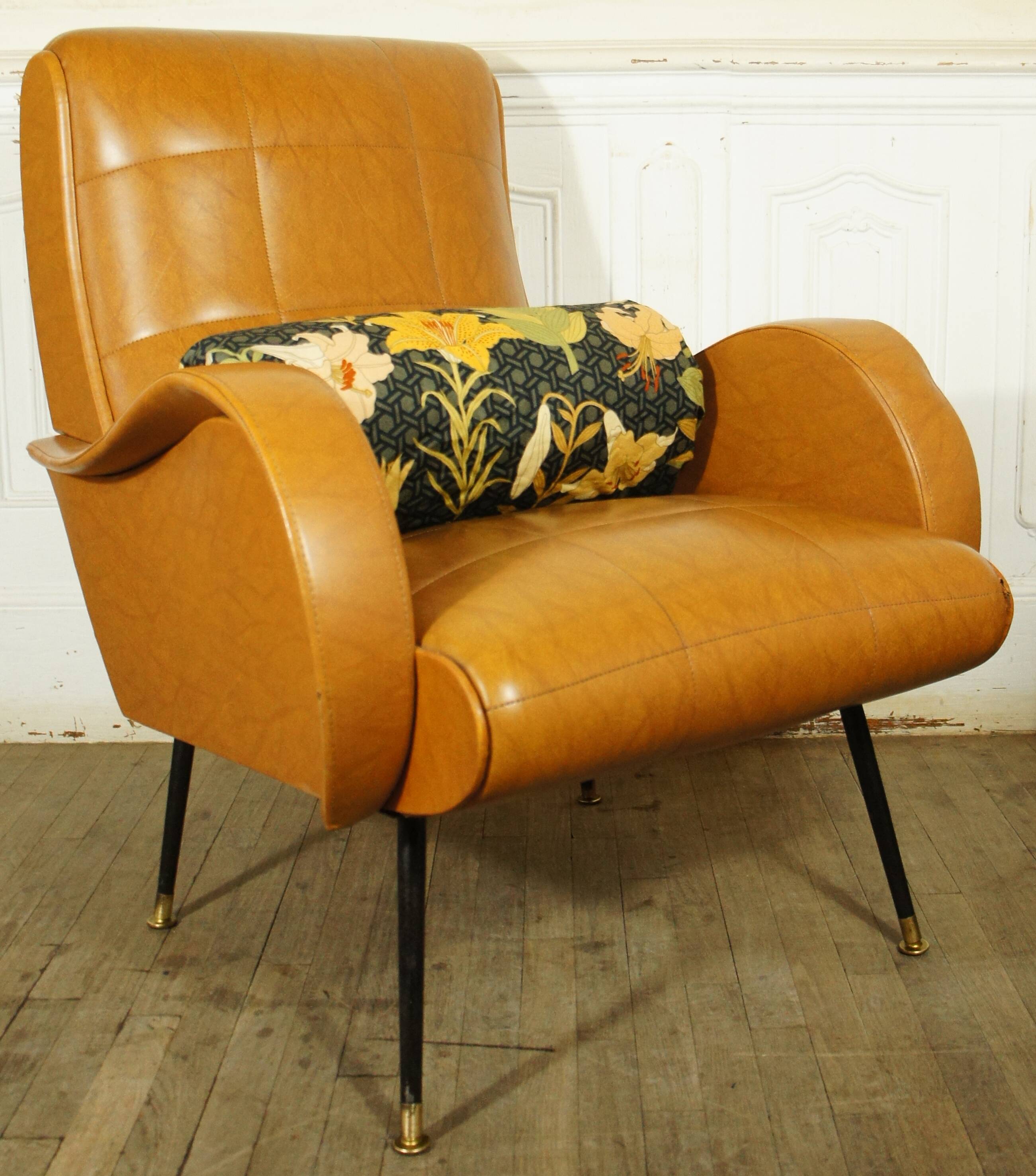Fauteuil Italien simili cuir camel & son coussin 1960