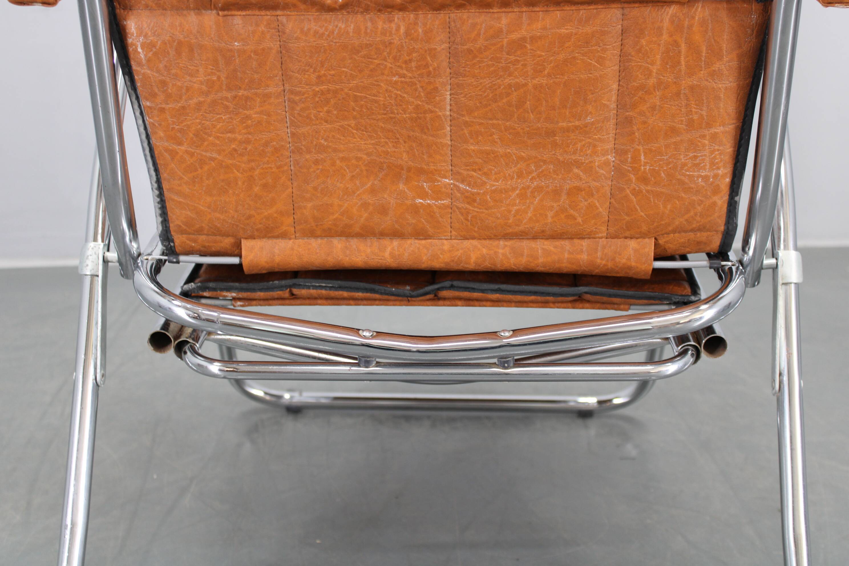 1970s Italian folding lounge chair with leatherette upholstery