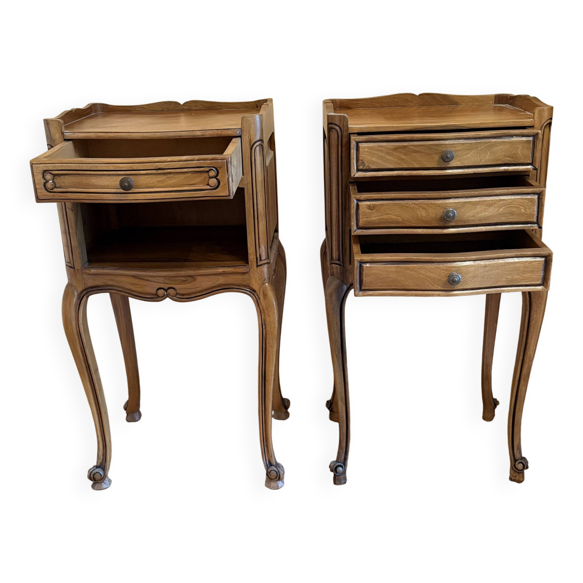 Set of 2 wooden bedside tables with drawers.