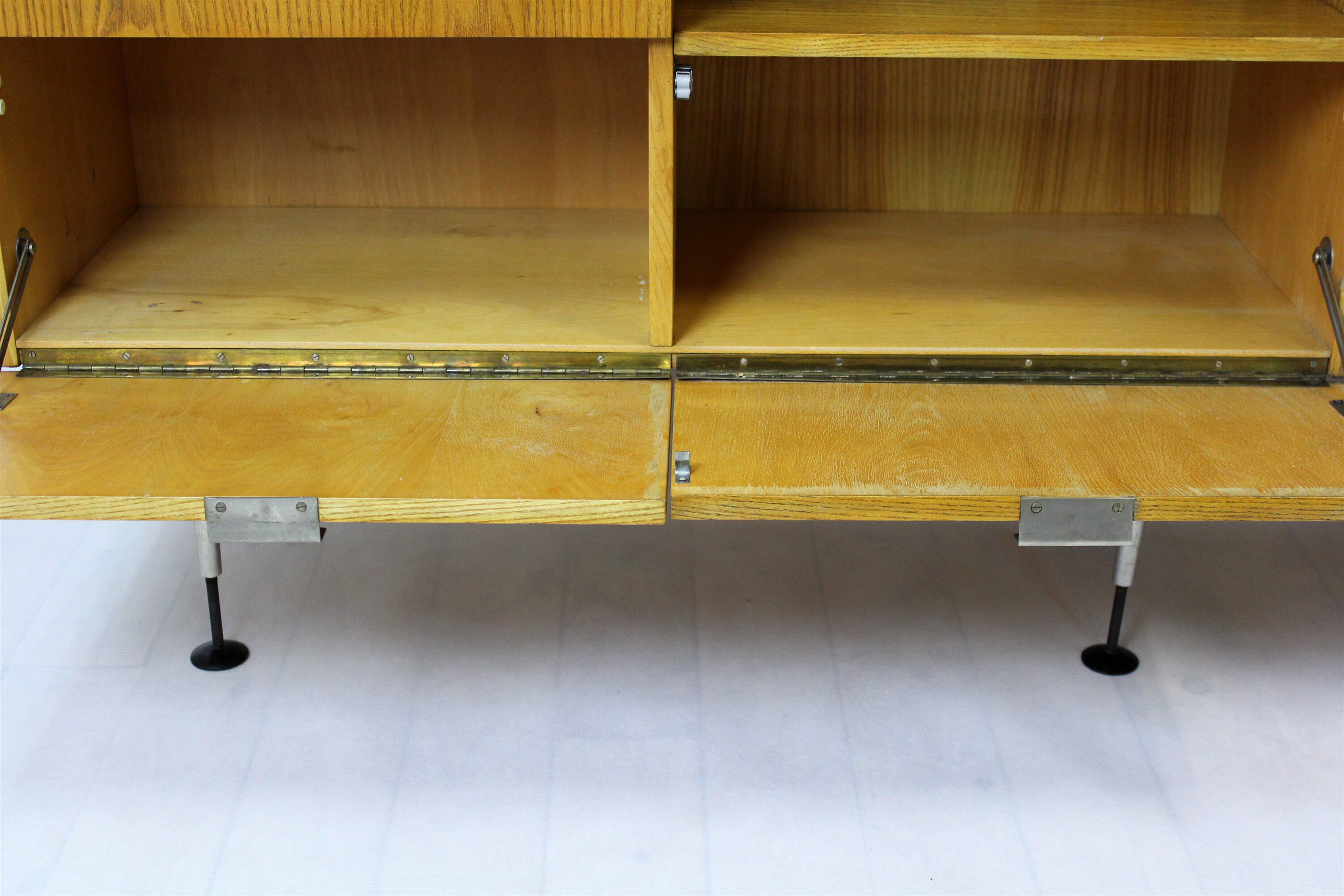 Armoires en frêne par Jitona en 1965