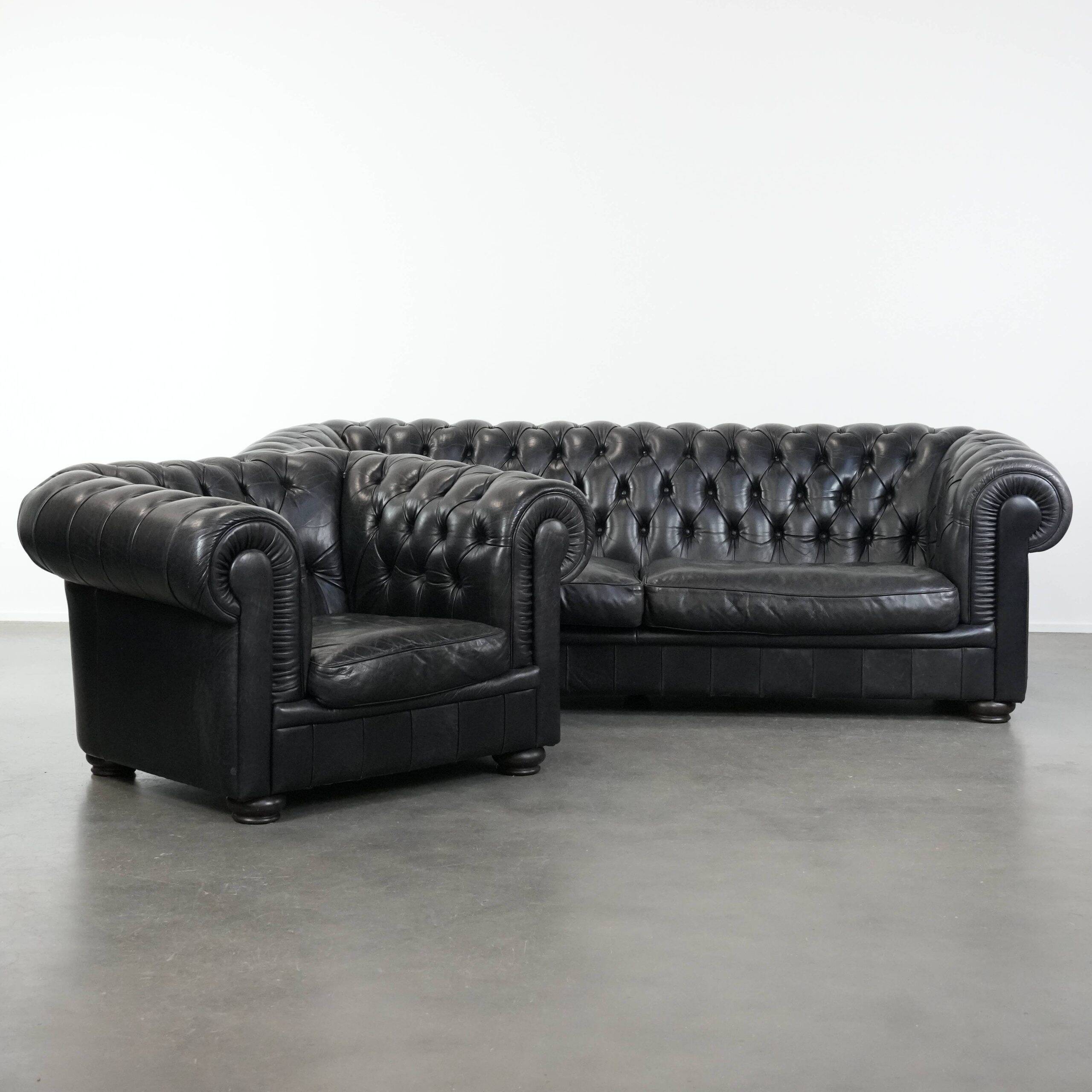 Ensemble composé d'un canapé chesterfield et d'un fauteuil en cuir de vache.