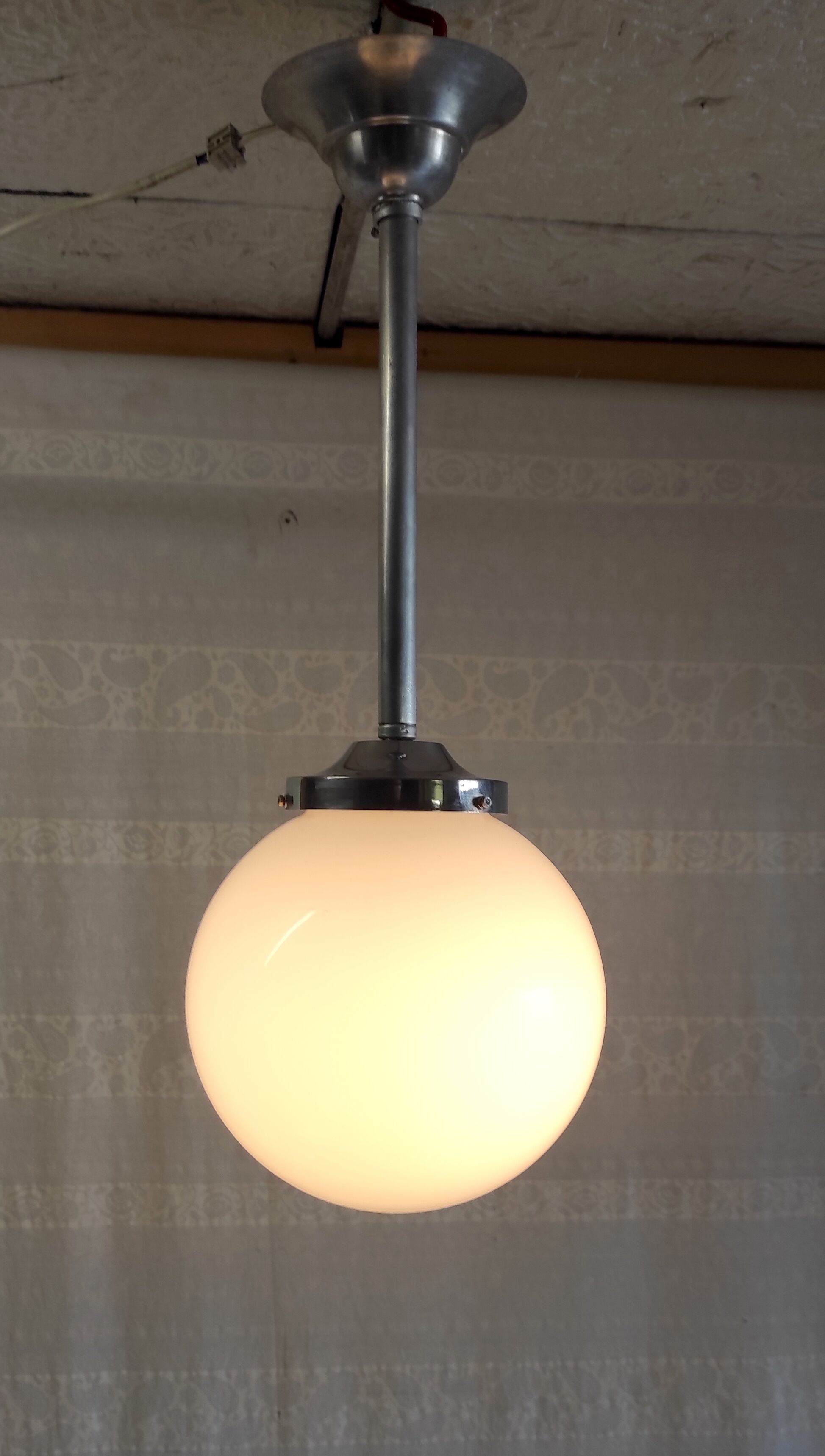 Suspension métal chromé et globe opaline blanc, années 50/60
