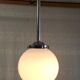 Suspension métal chromé et globe opaline blanc, années 50/60