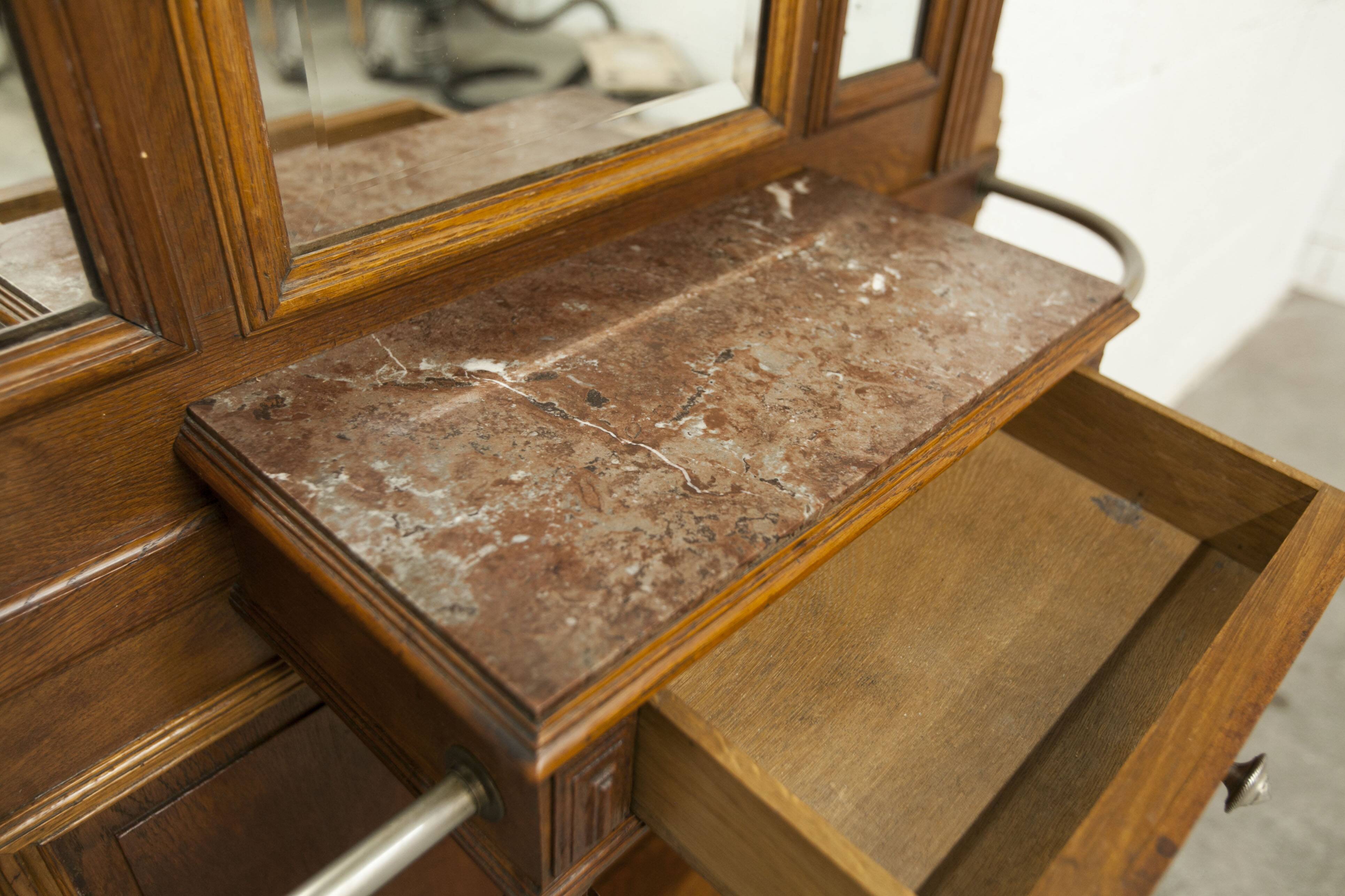 Vestiaire Napoléon III en noyer fin 19e, 3 miroirs, marbre, 8 patères