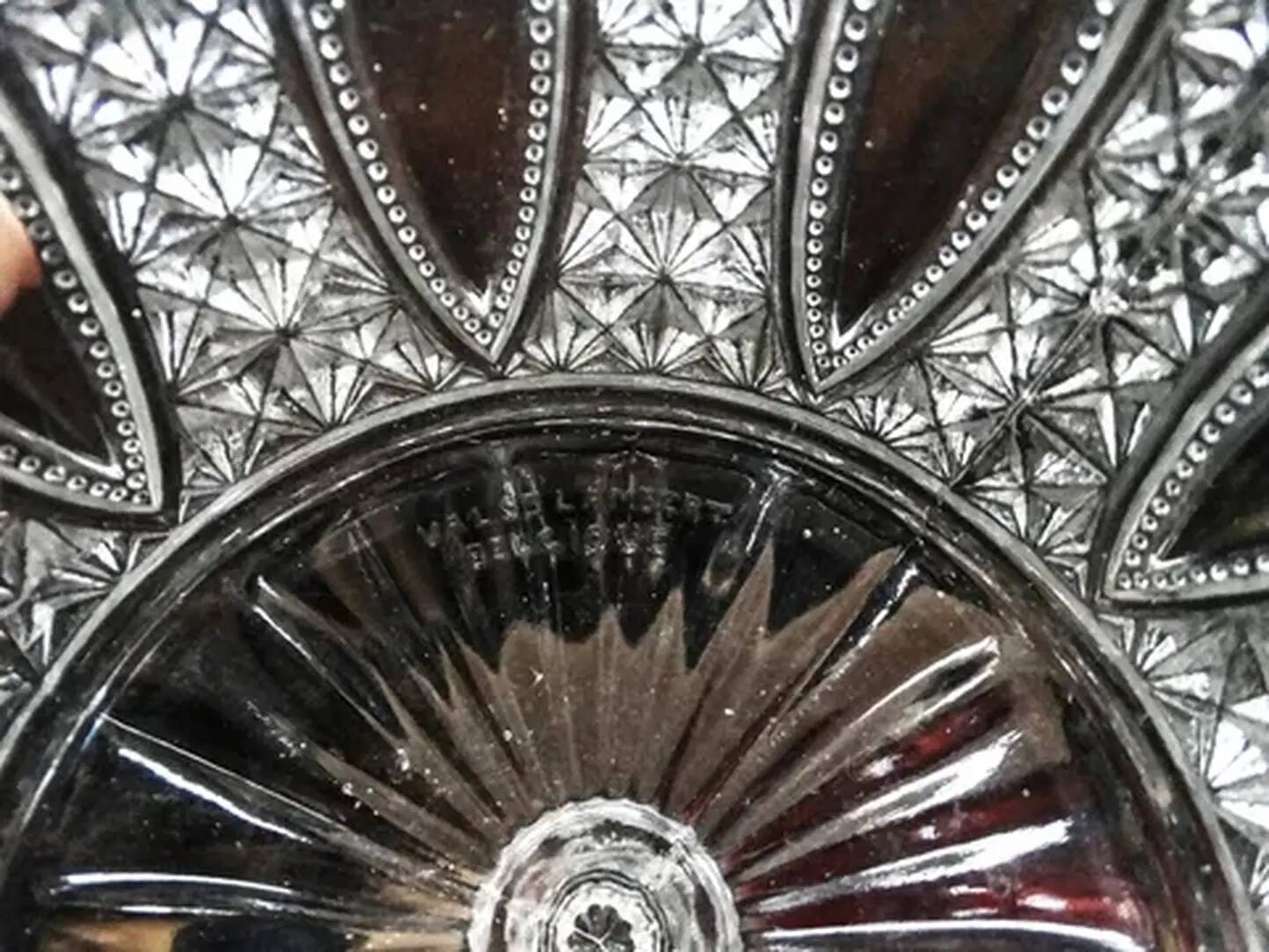 Plat à gâteau avec dôme, Art Déco, verre pressé, Val Saint Lambert, Belgique, années 1950.
