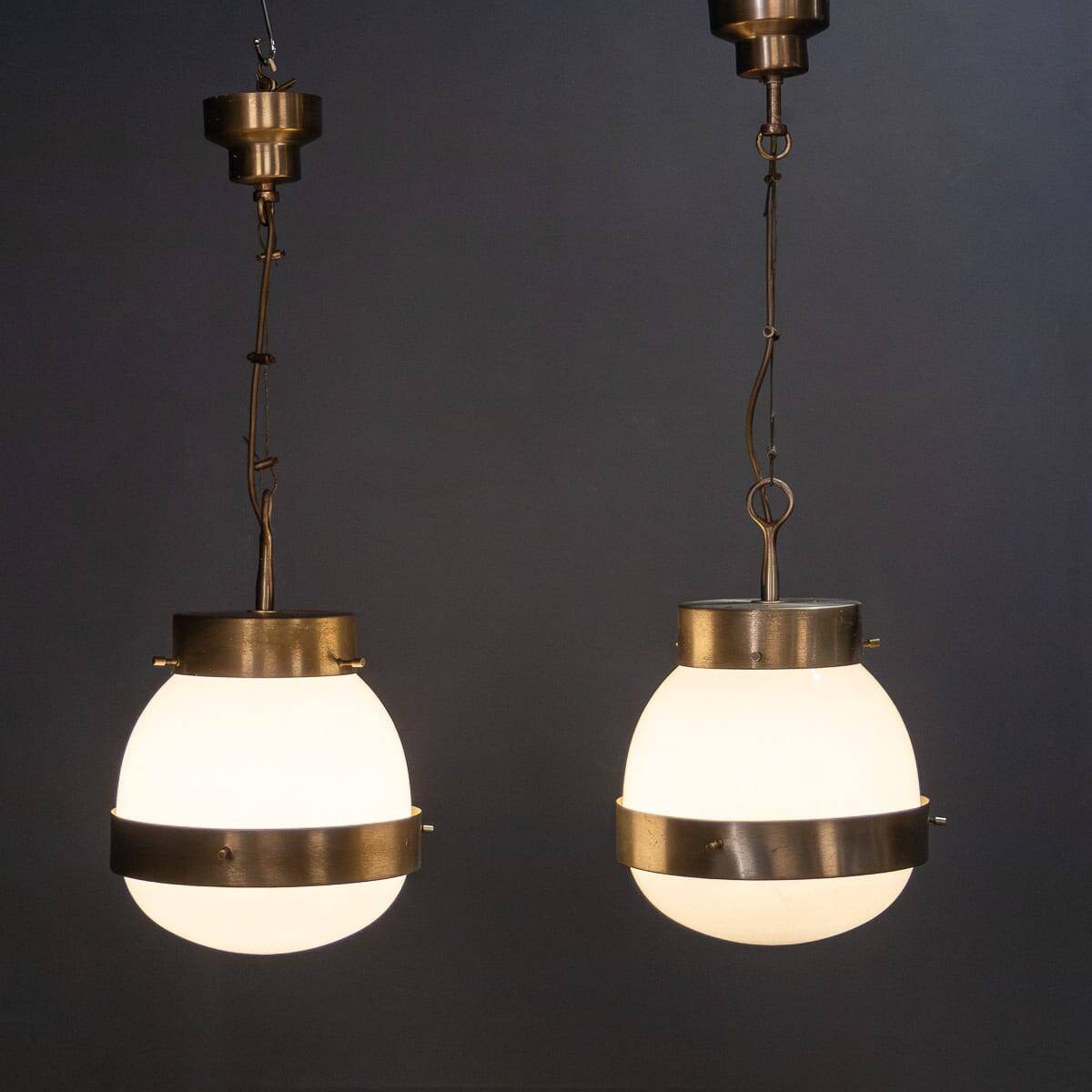 Paire de suspensions en opaline "Delta" italienne des années 1960 par Sergio Mazza.