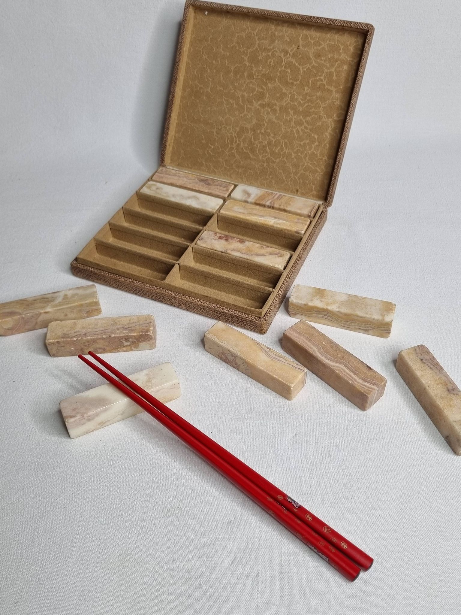 Set of 12 veined onyx knife rests, original box from the 1970s.