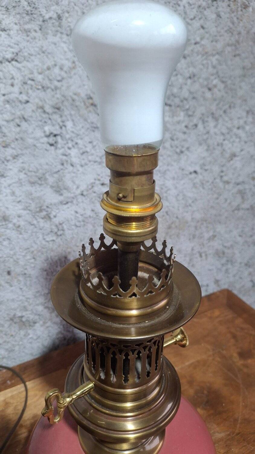 Neo-Victorian table lamp with pink opaline glass and brass – Vintage 1970s