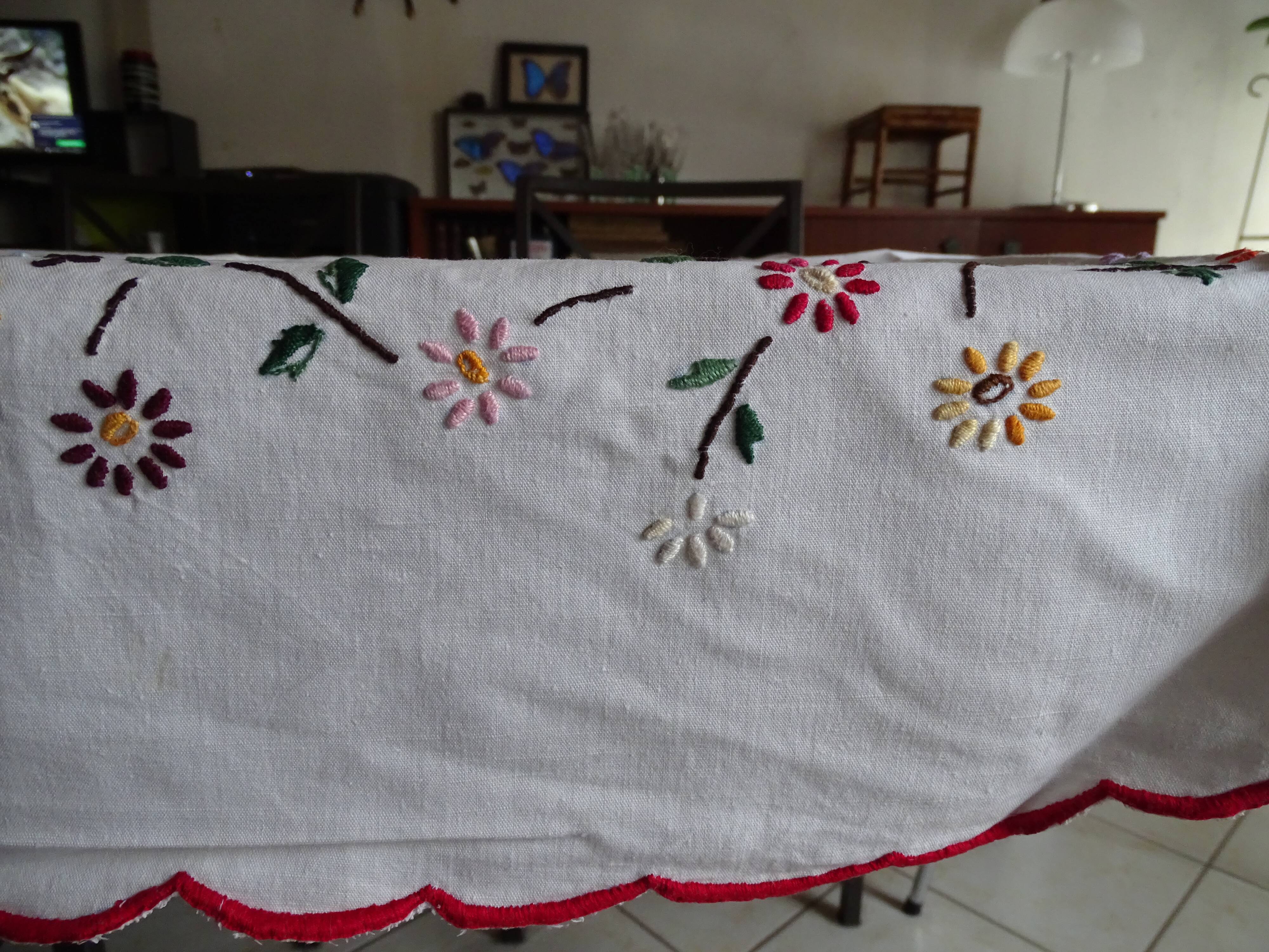 Round tablecloth embroidered hand linen mestizo 150 cm old colorful embroidery.