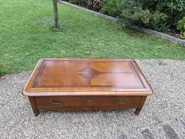 Table basse en merisier avec tiroir pouvant s'ouvrir sur les 2 cotés