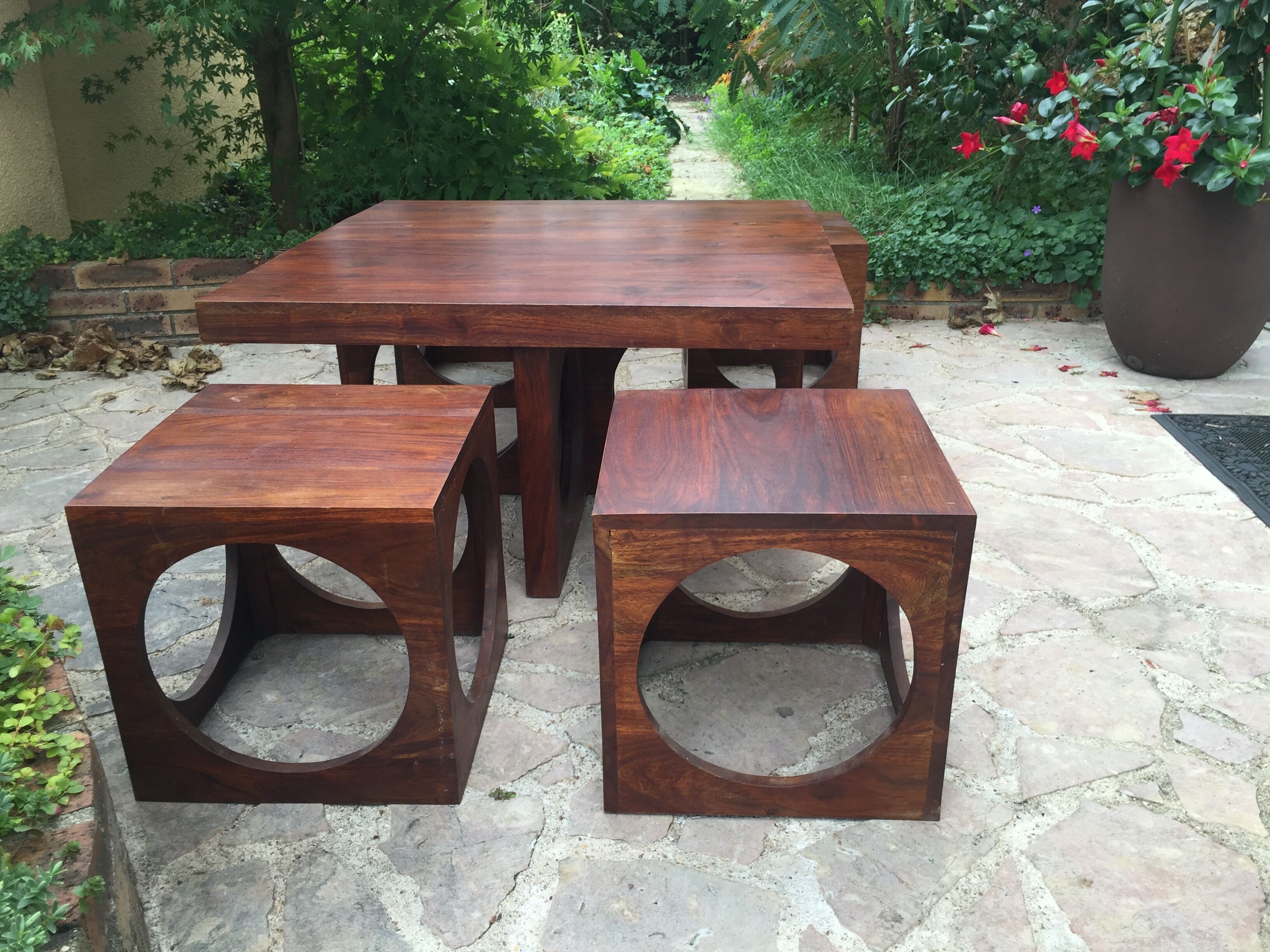 Coffee table in teak with its 4 stools