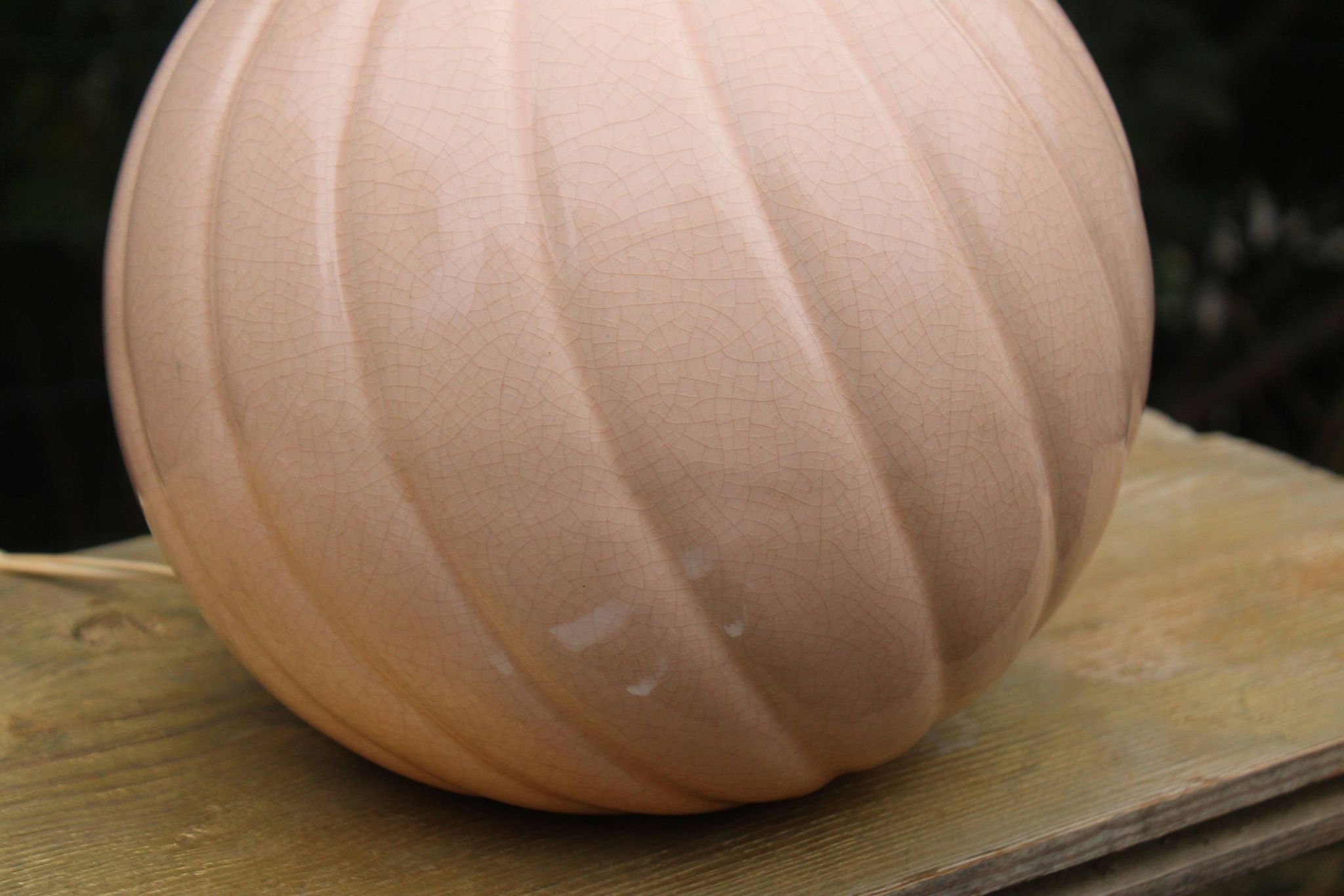Lampe vintage en céramique rose poudré et abat-jour corail